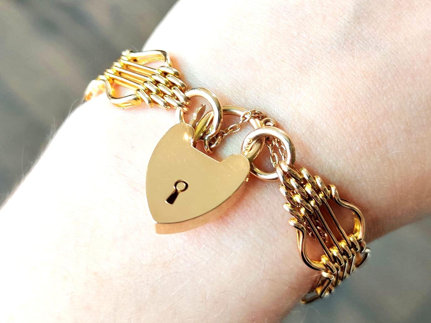 Eine außergewöhnliche, feine und beeindruckende 9 Karat Gelbgold Herz Vorhängeschloss 5 bar Tor Armband; Teil unserer vielfältigen antiken Schmuck Sammlungen.

Dieses außergewöhnliche, feine und beeindruckende antike Armband wurde in 9 Karat