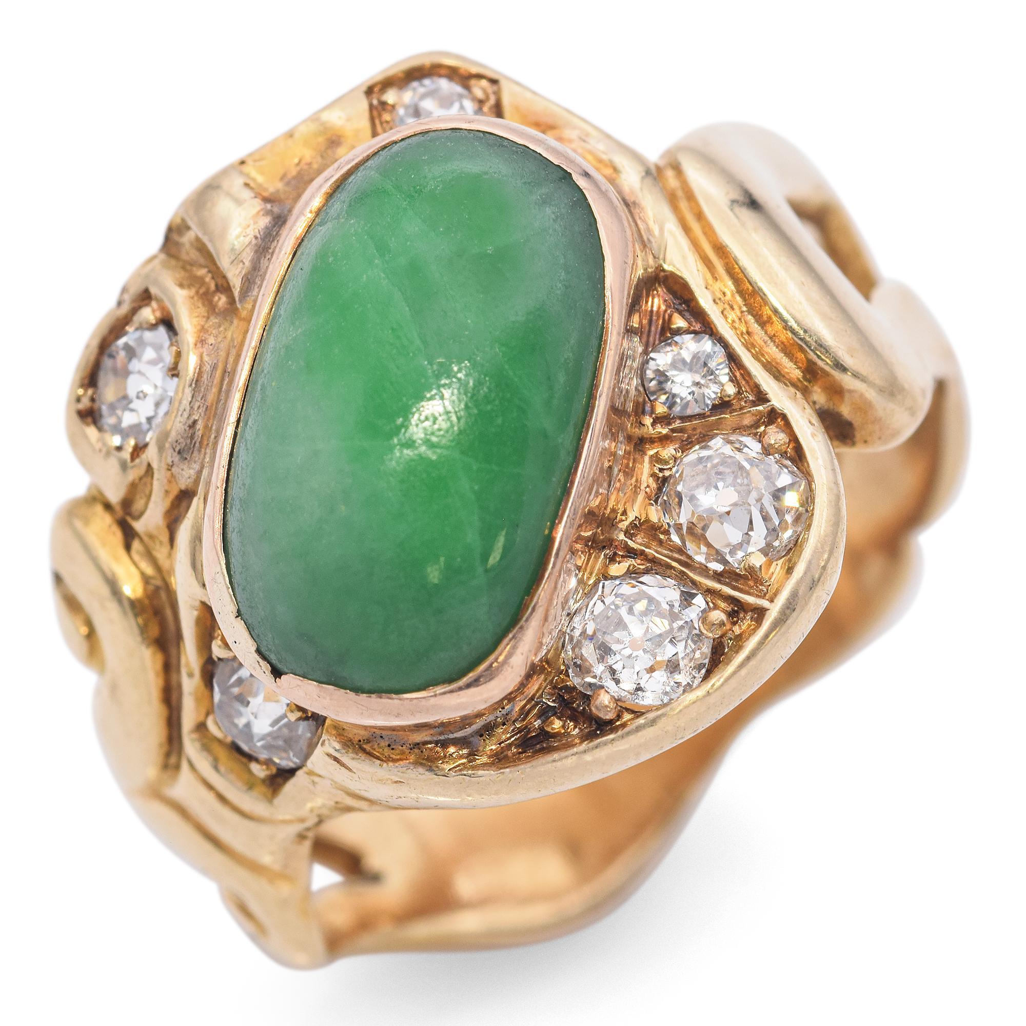 Antiker Ring aus Gelbgold mit Jade und Diamanten im Minenschliff (Cabochon) im Angebot