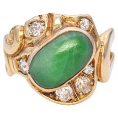 Antiker Ring aus Gelbgold mit Jade und Diamanten im Minenschliff