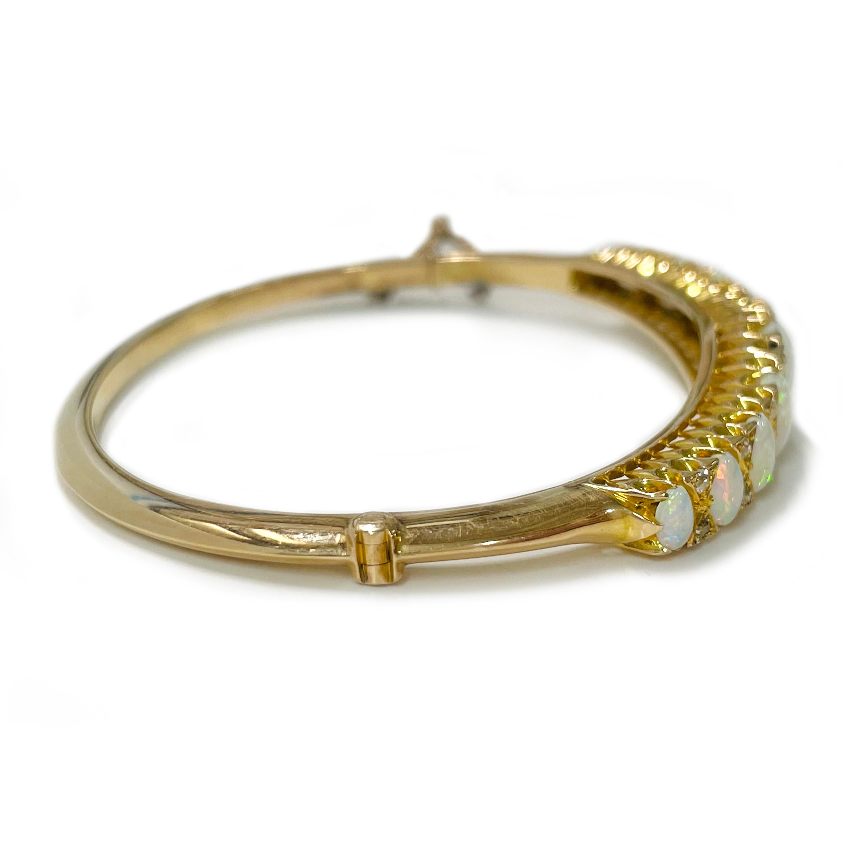 Taille cabochon Bracelet jonc ancien en or jaune avec opale et diamants en vente