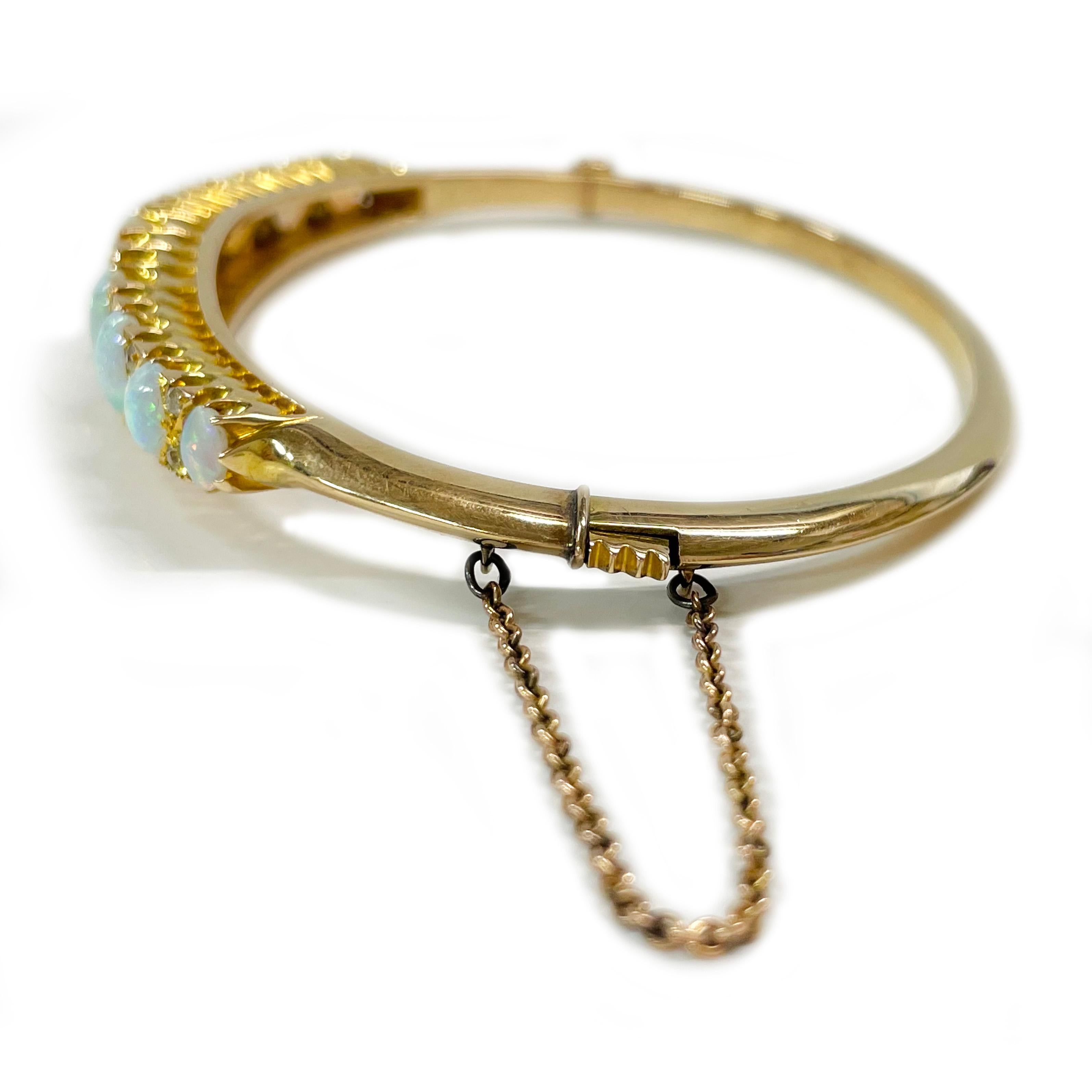 Bracelet jonc ancien en or jaune avec opale et diamants Excellent état - En vente à Palm Desert, CA