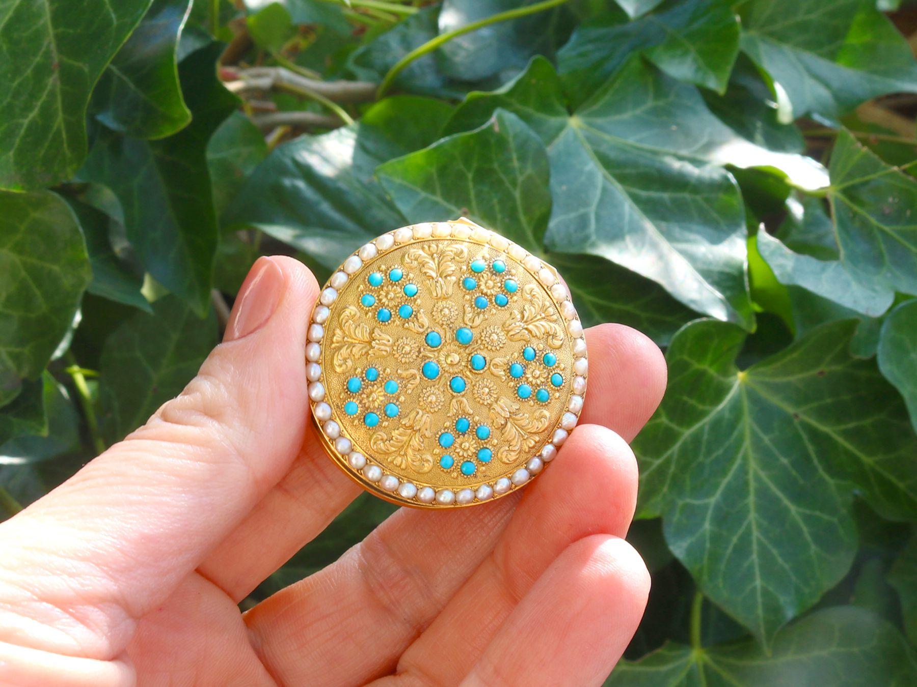 Un'eccezionale, raffinata e imponente scatola antica in oro giallo 12 carati con perle e turchesi; un'aggiunta alla nostra variegata collezione di ornamenti.

Questa eccezionale scatola antica in oro giallo 12 carati ha una forma cilindrica.

I lati