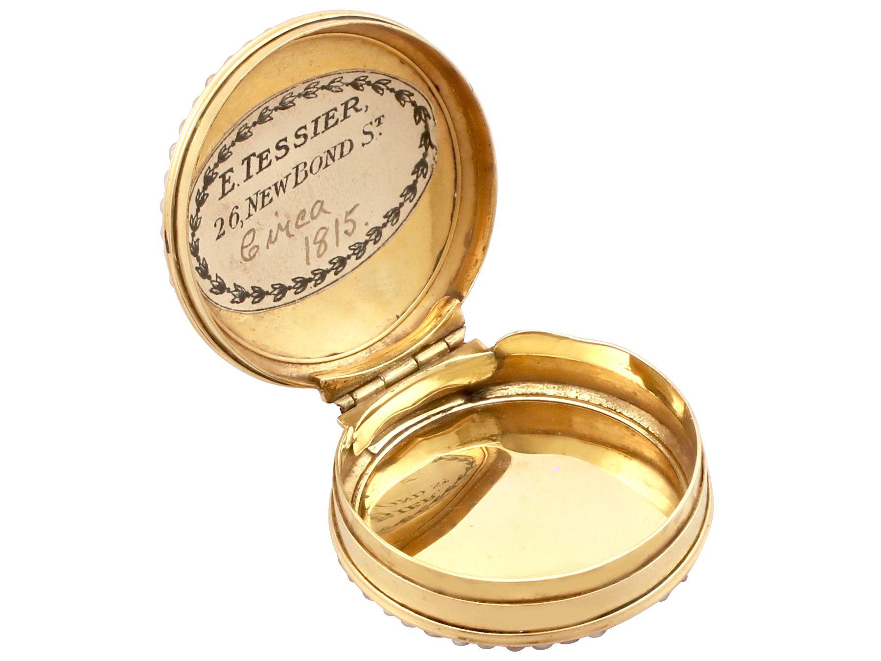 Antike Pillenschachtel aus Gelbgold mit Perlen und Türkis aus 1815 im Angebot 2