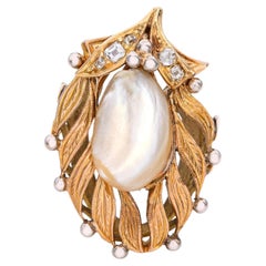 Anello con perle e diamanti in oro giallo antico con motivo a foglia ornata