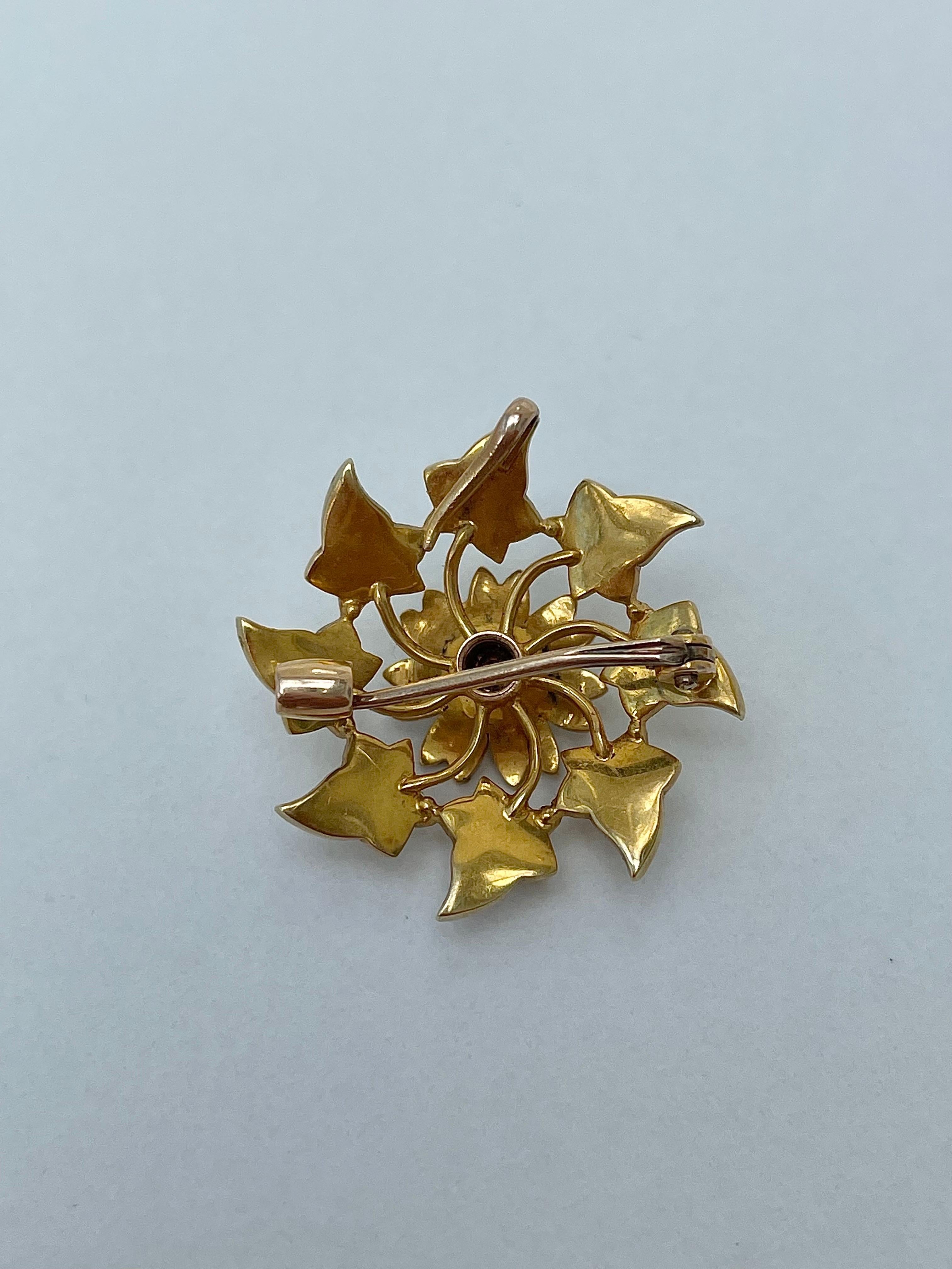 Perle Pendentif/ broche ancien en forme d'étoile en or jaune avec perles et fleurs  en vente