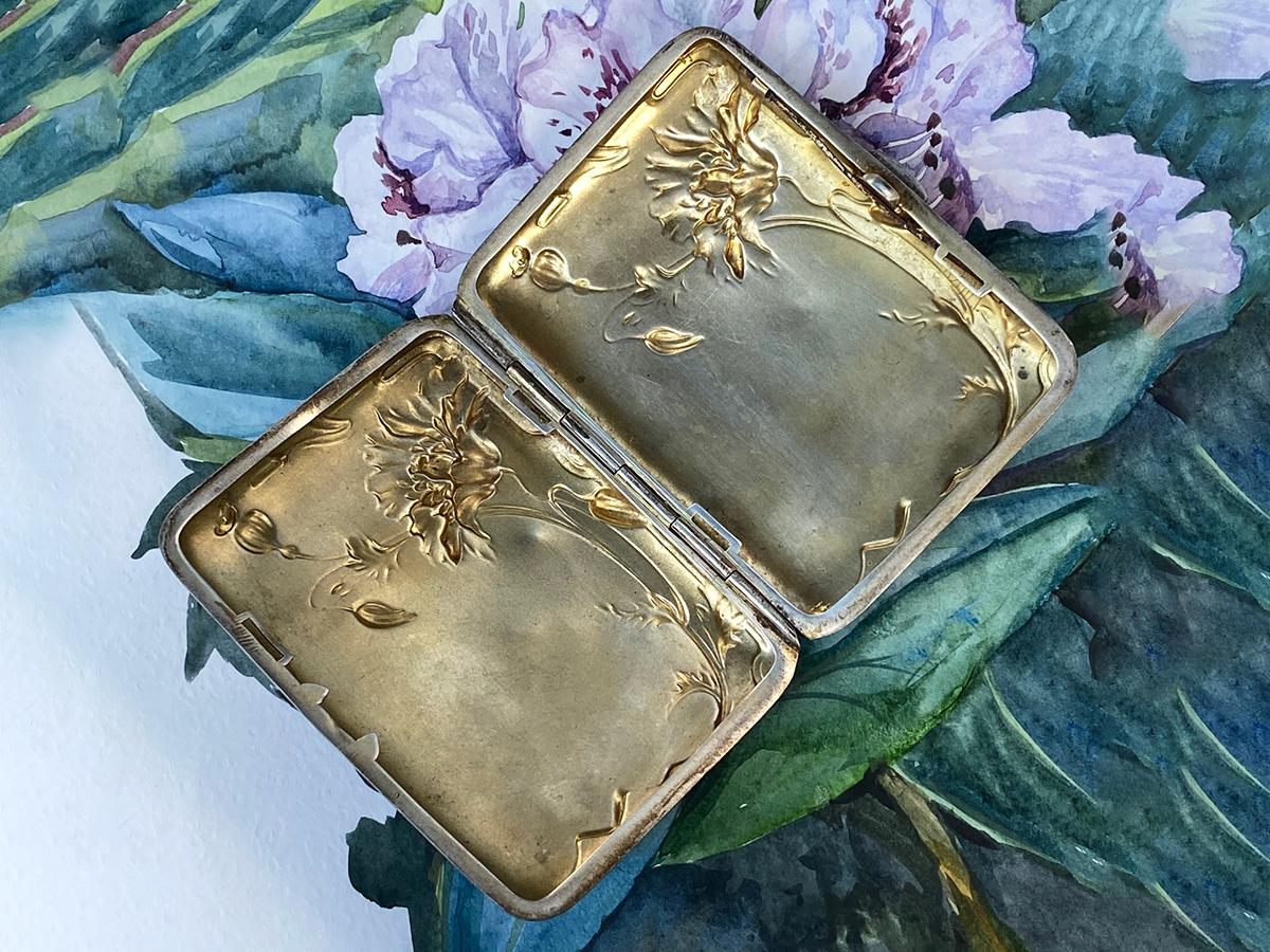 Antique sterling silver cigarette case with inner side yellow gold plating

Art Nouveau style, France, circa 1910

case weight - 56 grams

case measurements - 0.59 x 2.44 x 3.15 in / 15 x 62 x 80 mm