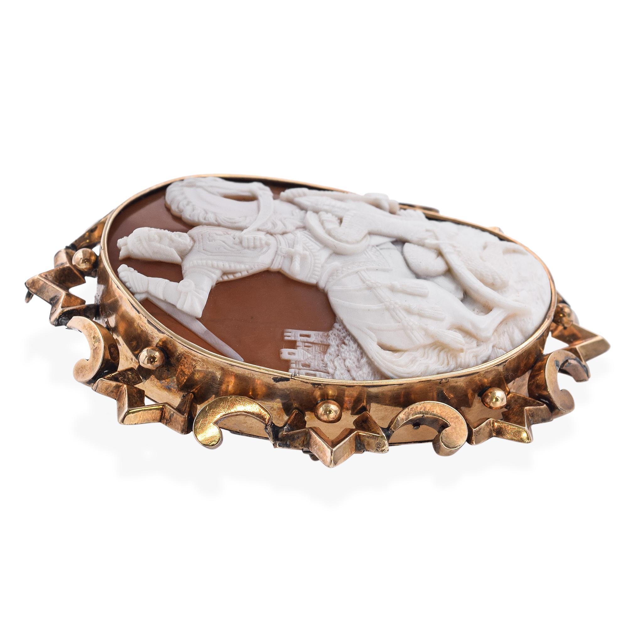 Noble y evocador, este antiguo broche camafeo de concha representa a Ricardo Corazón de León, el emblemático rey inglés del siglo XII conocido por su valor y liderazgo durante las Cruzadas. Tallado a mano por expertos en concha, el regio perfil del