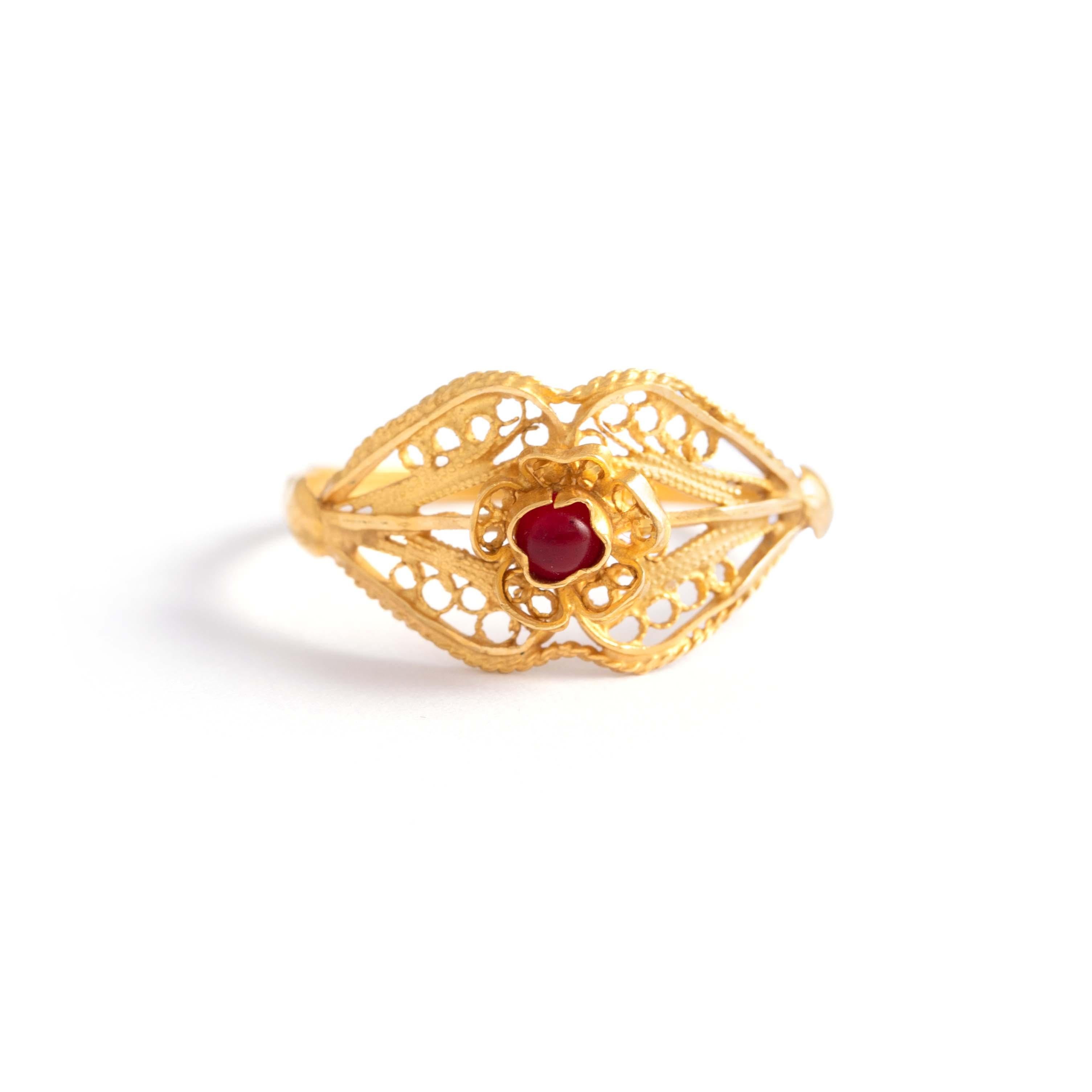 18K yellow gold ring centered with a cabochon-cut red stone. Antique.
Numbered.
Gross weight: 2.19 grams.