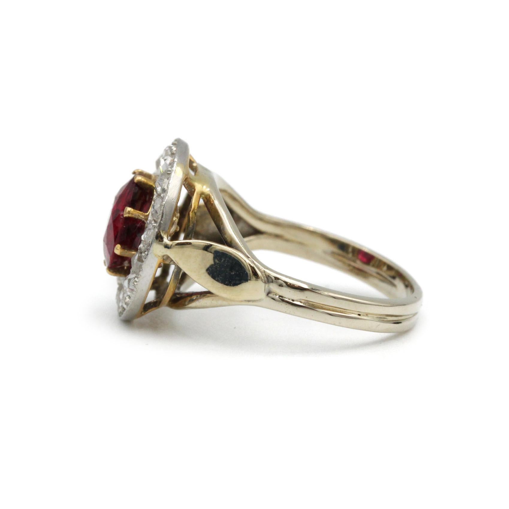 Art nouveau Bague ancienne en or jaune avec grenat et diamants taillés en rose, française, C.C. en vente