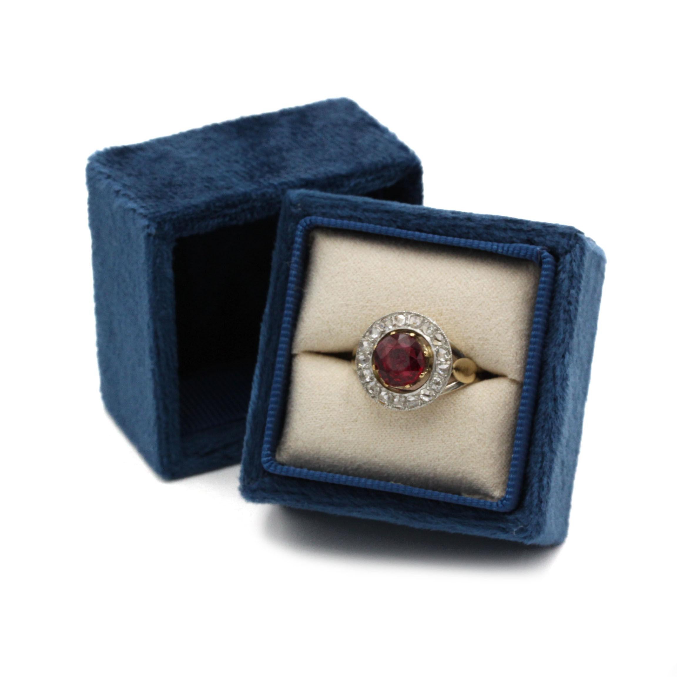 Bague ancienne en or jaune avec grenat et diamants taillés en rose, française, C.C. Pour femmes en vente