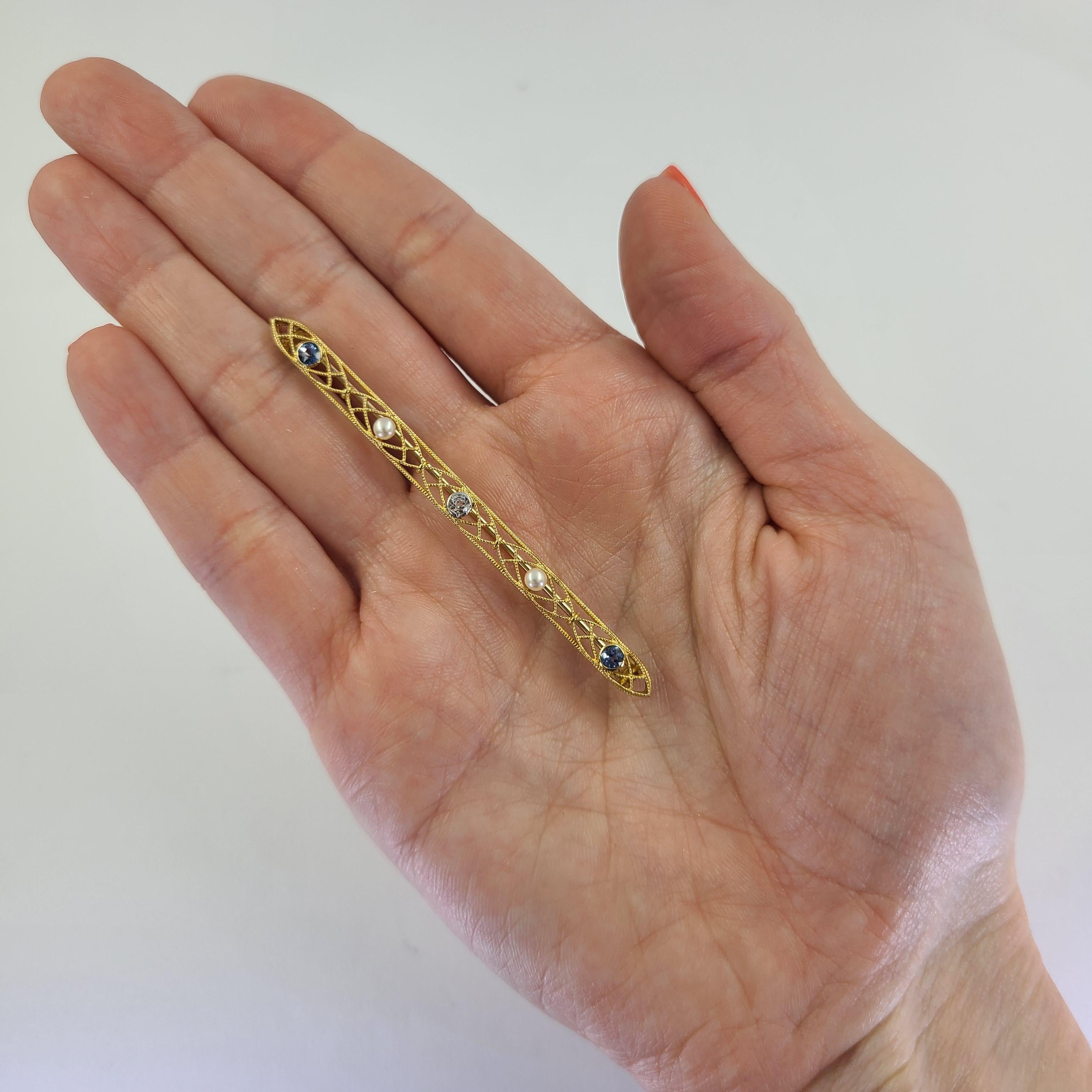 14 Karat Gelbgold durchbrochene Bar Pin mit 2 runden Saphiren, 2 Zuchtperlen, & 1 Old European Cut Diamond. 2,75 Zentimeter lang. Das fertige Gewicht beträgt 3,8 Gramm.
