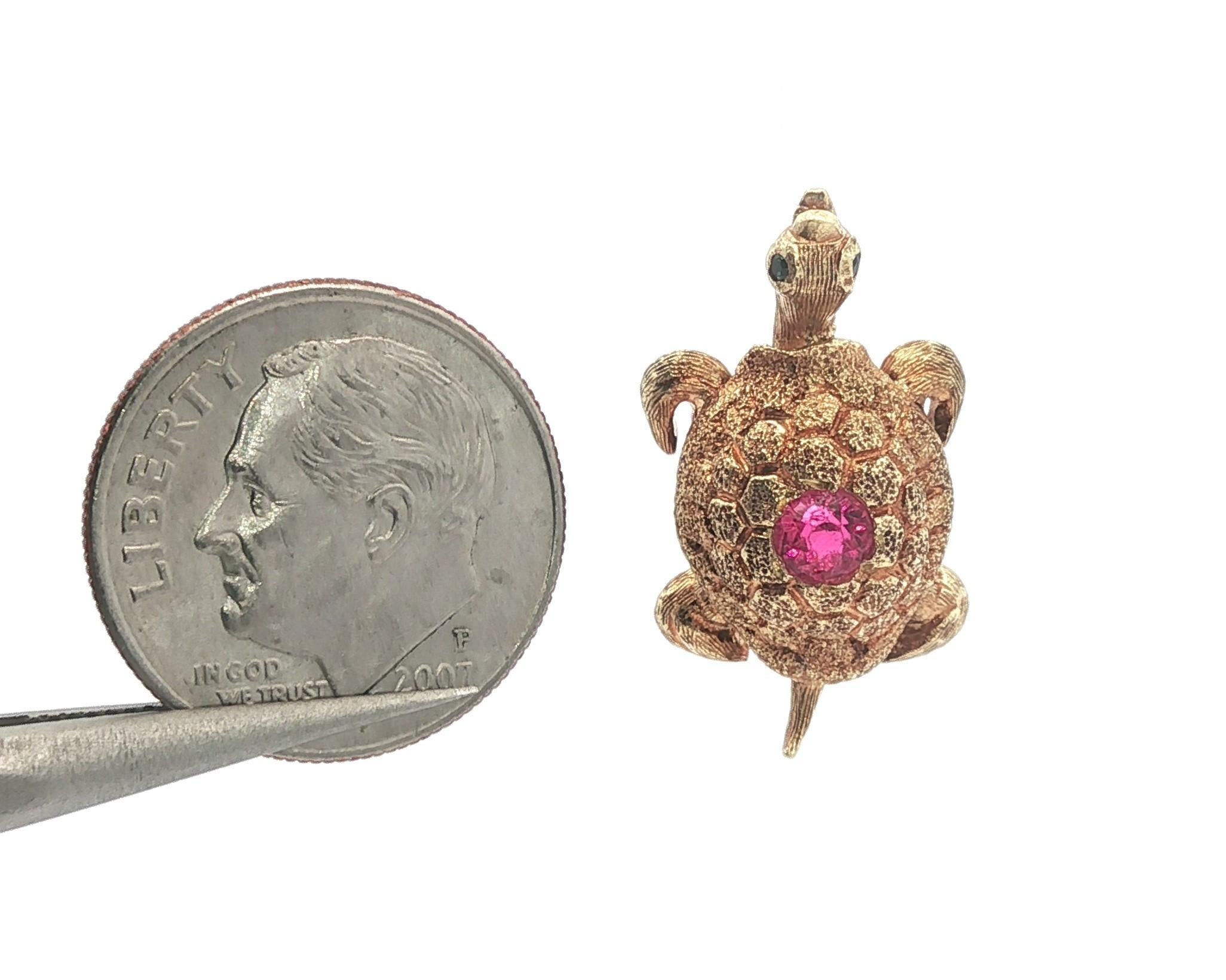 Antique Yellow Gold Sapphire & Pink Stone Textured Turtle Charm Pendant im Zustand „Gut“ im Angebot in Montclair, NJ