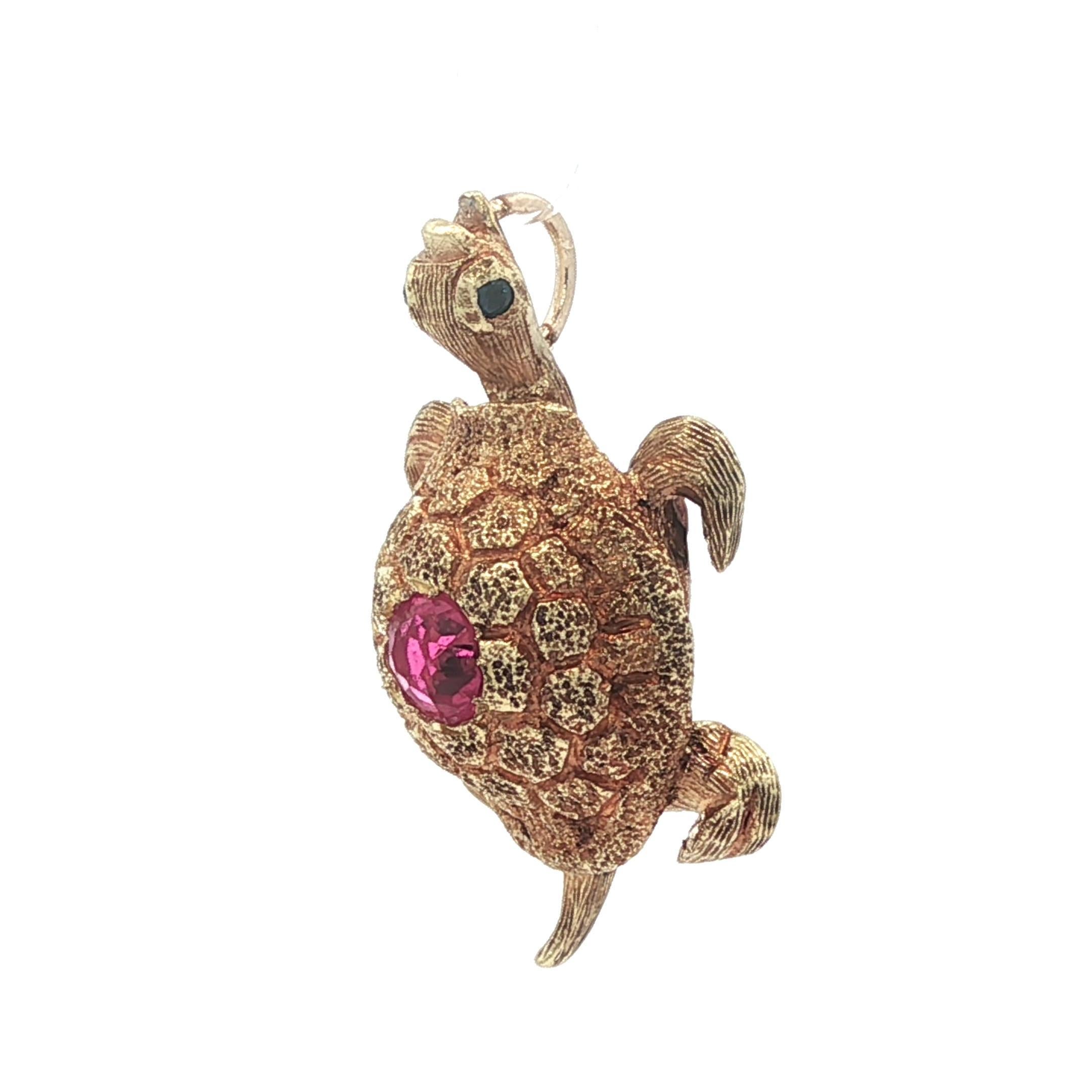 Antique Yellow Gold Sapphire & Pink Stone Textured Turtle Charm Pendant im Angebot 1
