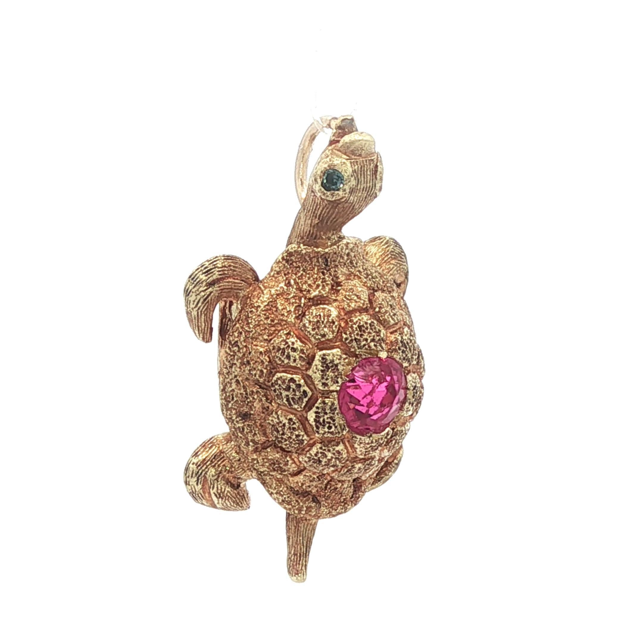 Antique Yellow Gold Sapphire & Pink Stone Textured Turtle Charm Pendant im Angebot 2