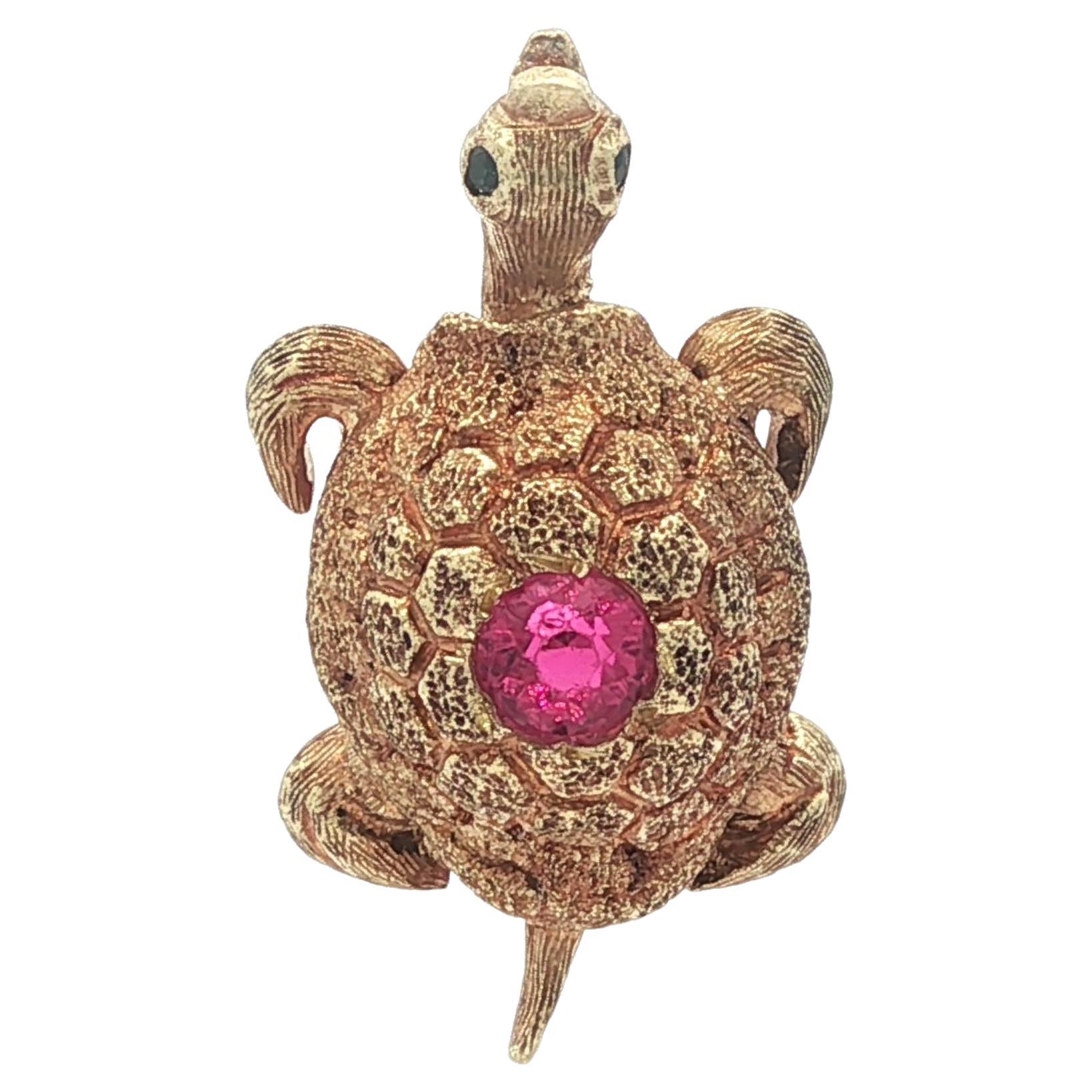 Antique Yellow Gold Sapphire 
Pink Stone Textured Turtle Charm Pendant im Angebot
