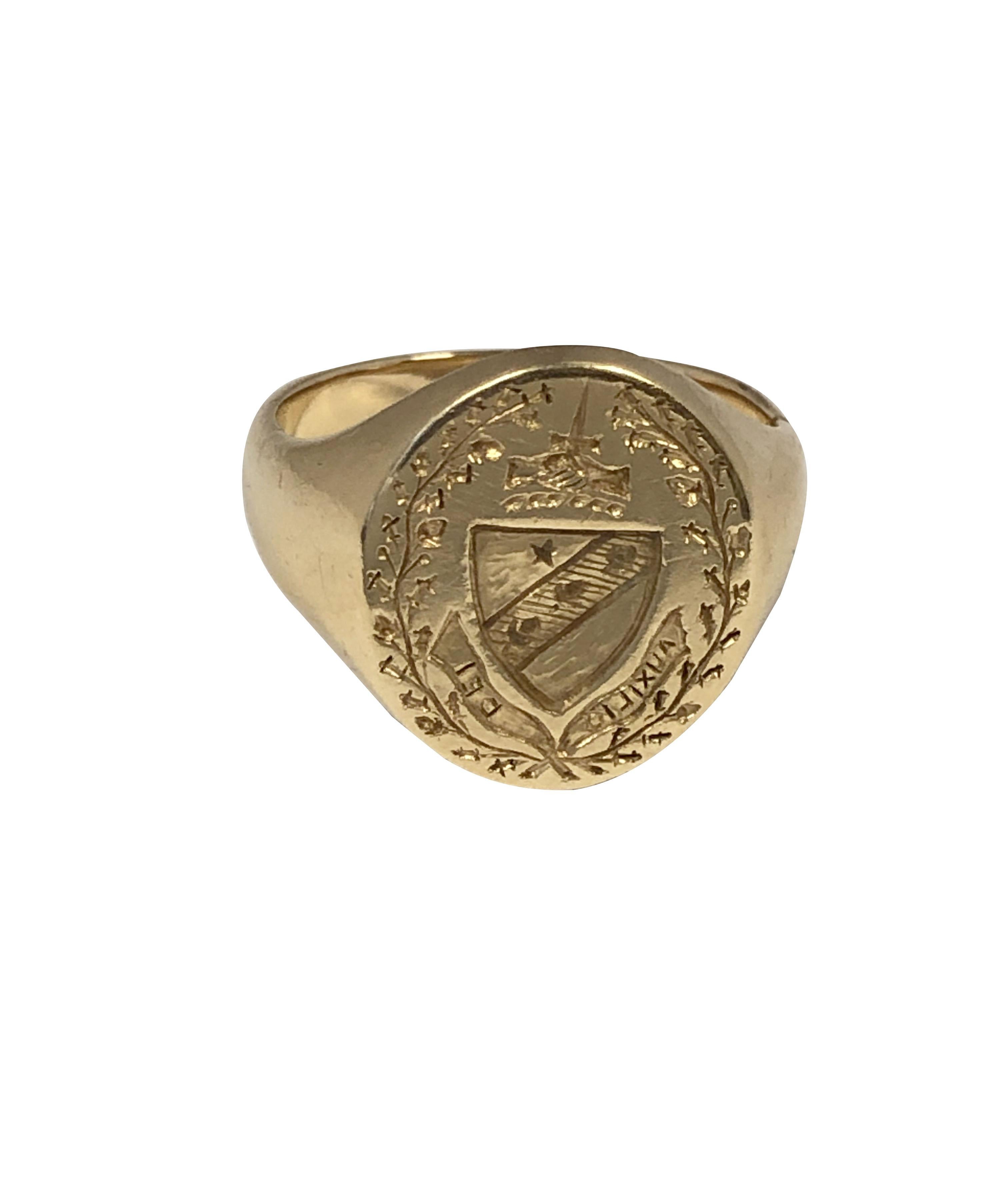 Anello con stemma in oro giallo 14k del 1910-1940, la parte superiore dell'anello misura 5/8 x 9/16 di pollice e presenta uno stemma intagliato in profondità. Dito misura 7 e  pesa 9,8 grammi.