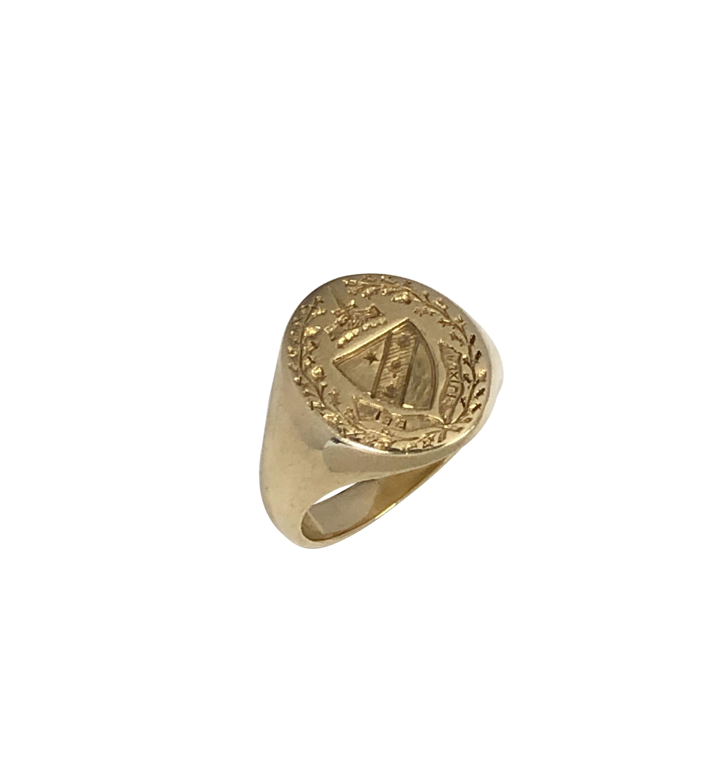 Antique Yellow Gold Signet Family Crest Ring In Excellent Condition For Sale In Chicago, IL
