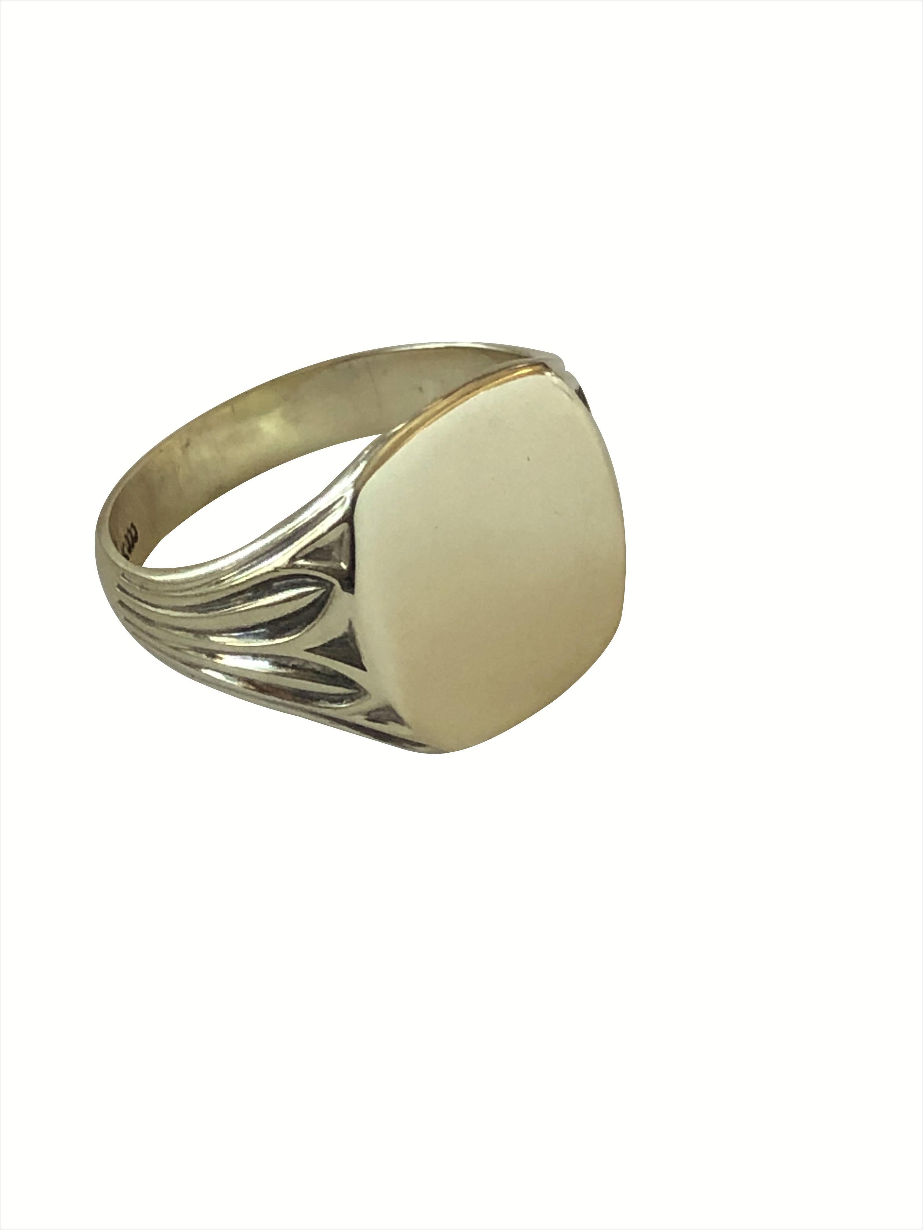 Antique Yellow Gold Signet Ring In New Condition In Chicago, IL