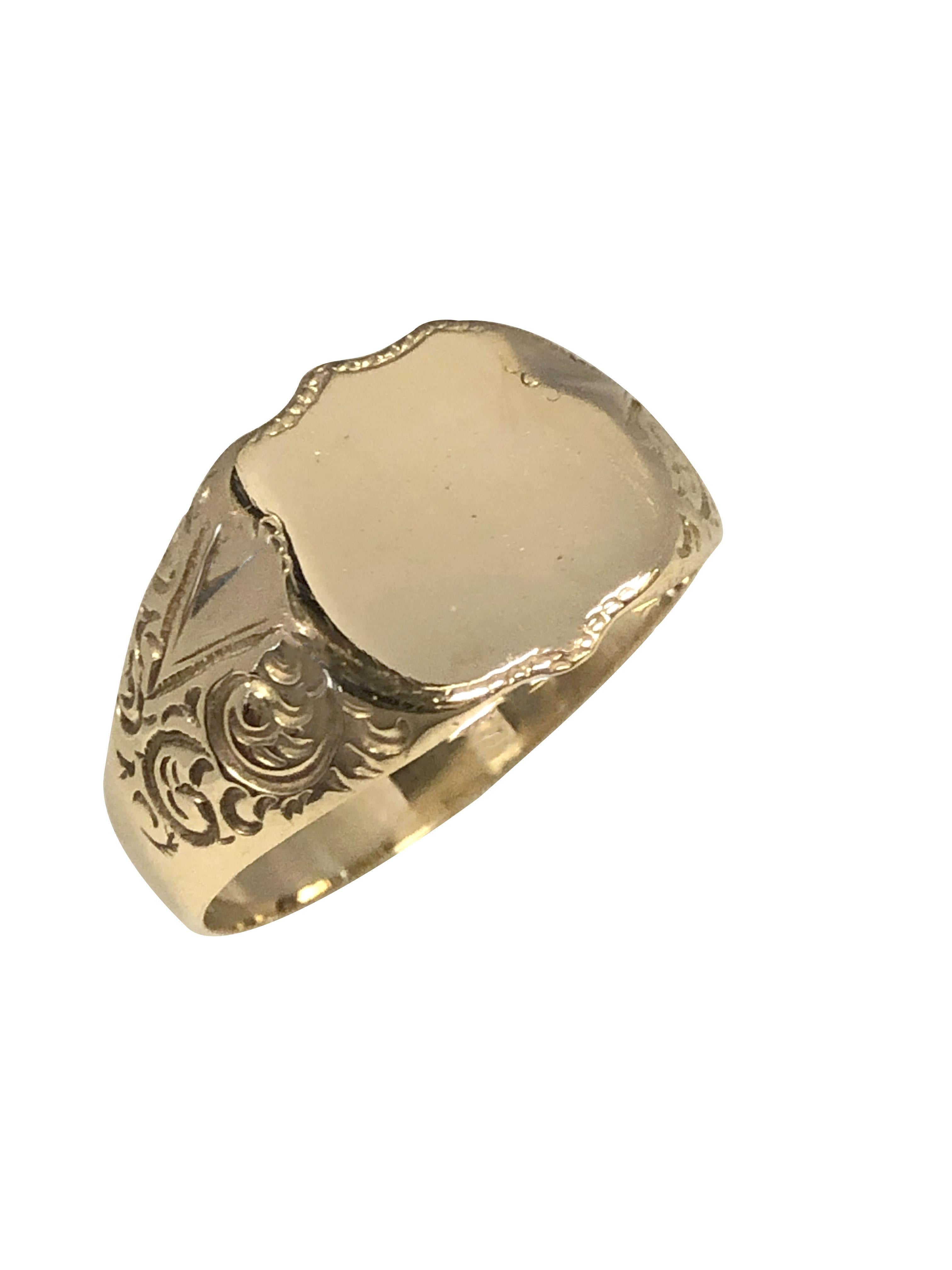 Antique Yellow Gold Signet ring with Shield Top In Excellent Condition For Sale In Chicago, IL