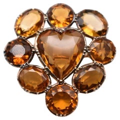 Broche de oro amarillo antiguo con triple garra de nueve piedras y corazón de citrino dorado