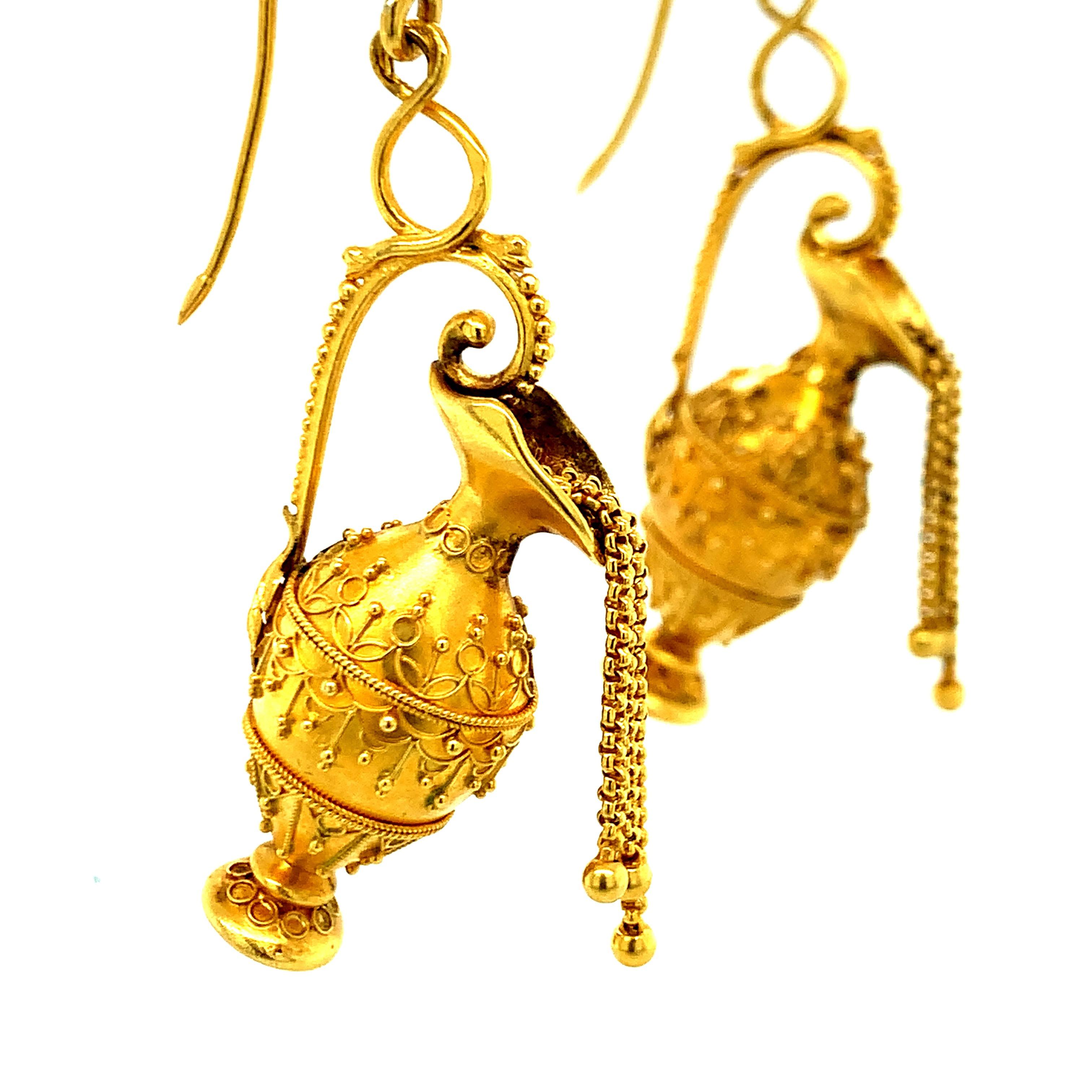 Ein Paar Vasen aus 18 Karat Gold. Durchbrochene Stile auf französischen Drahtträgern. Antikes Alter, schönes etruskisches Revival-Design. Gesamtgewicht: 12.3 Gramm. Breite: 0,63 Zoll. Länge: 2 Zoll.