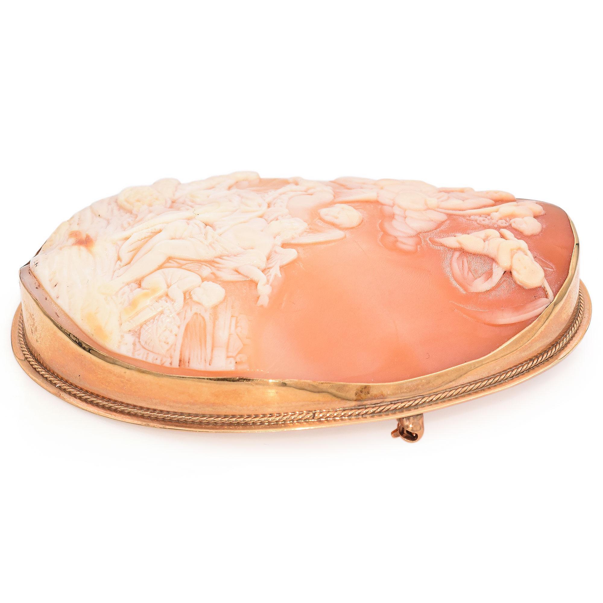 Antique Yellow Gold Victory Scene Cameo Pendant Brooch In Good Condition For Sale In New York, NY