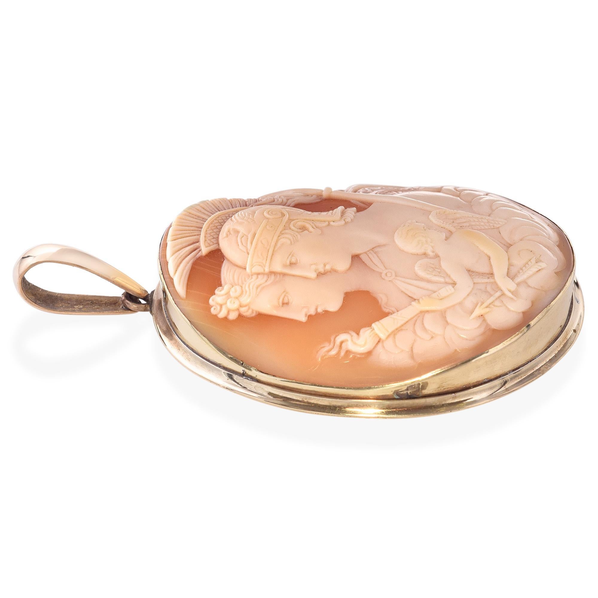 Ce pendentif camée coquille en or jaune ancien présente une scène sculptée de manière complexe d'un guerrier et d'une muse, capturant l'esprit de l'Athènes classique. Les détails de l'artisanat donnent vie à chaque personnage, qui se détache sur