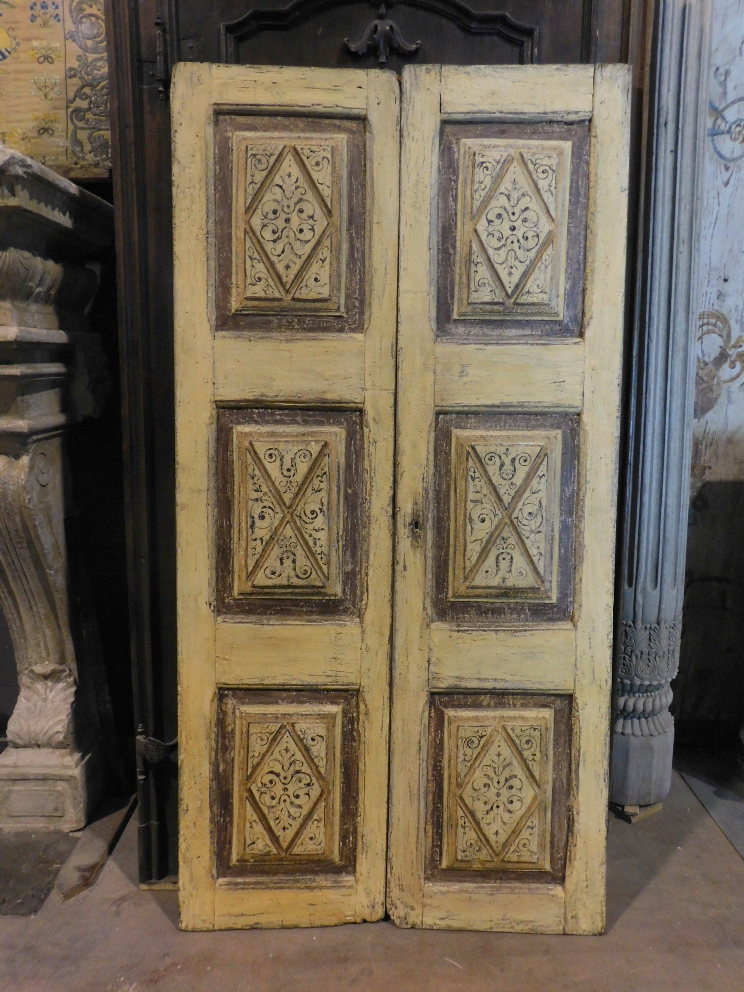 Ancient double door, in yellow lacquered wood with carved and painted lozenges with motifs from the 18th century, comes from a noble palace in Piedmont, Italy.
Suitable both as a decorative panel and as a door, very elegant and with sunny and