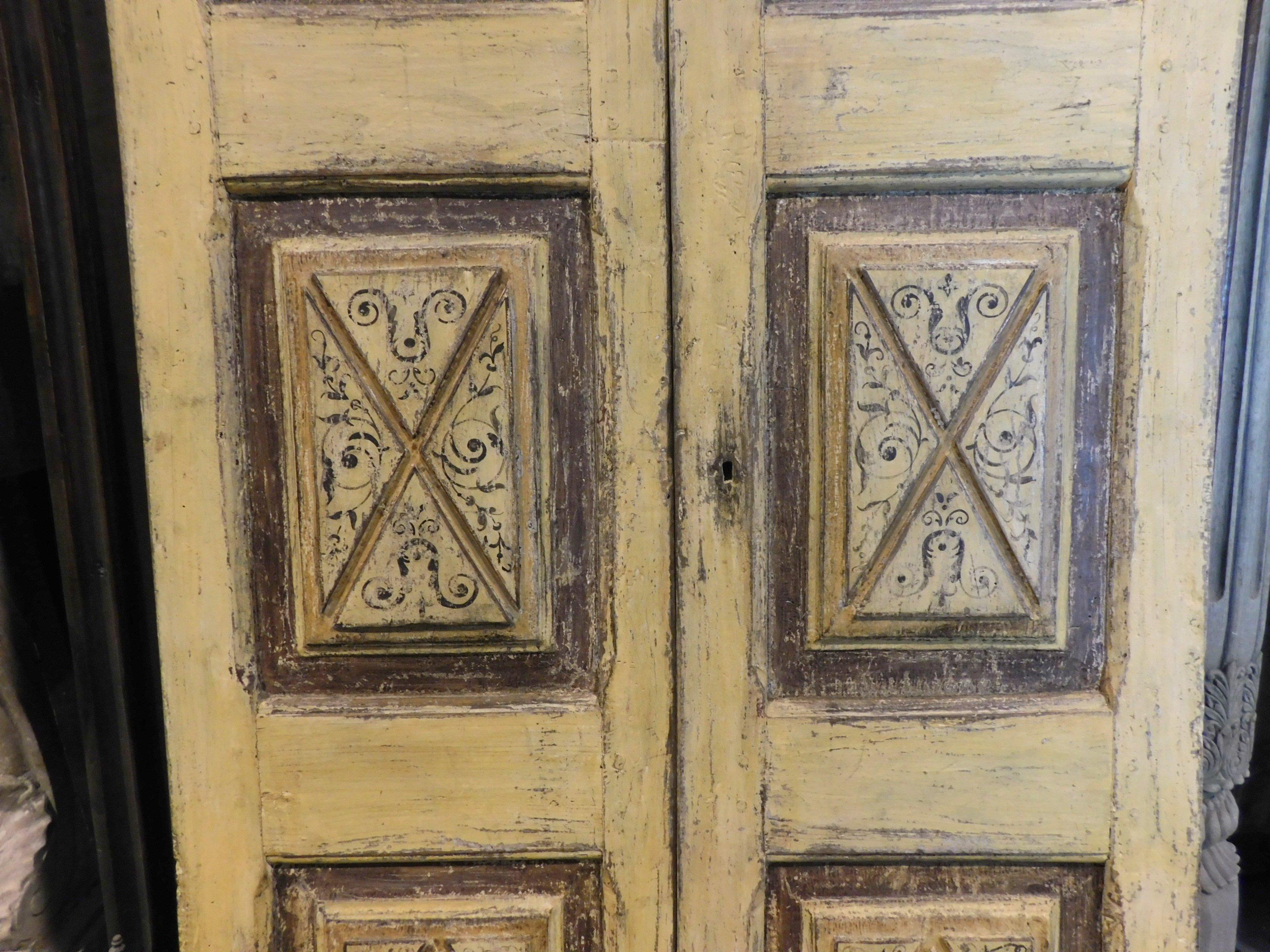 Antike gelb lackierte Doppeltür, geschnitzte und bemalte Rauten, 1700, Italien (Handbemalt) im Angebot