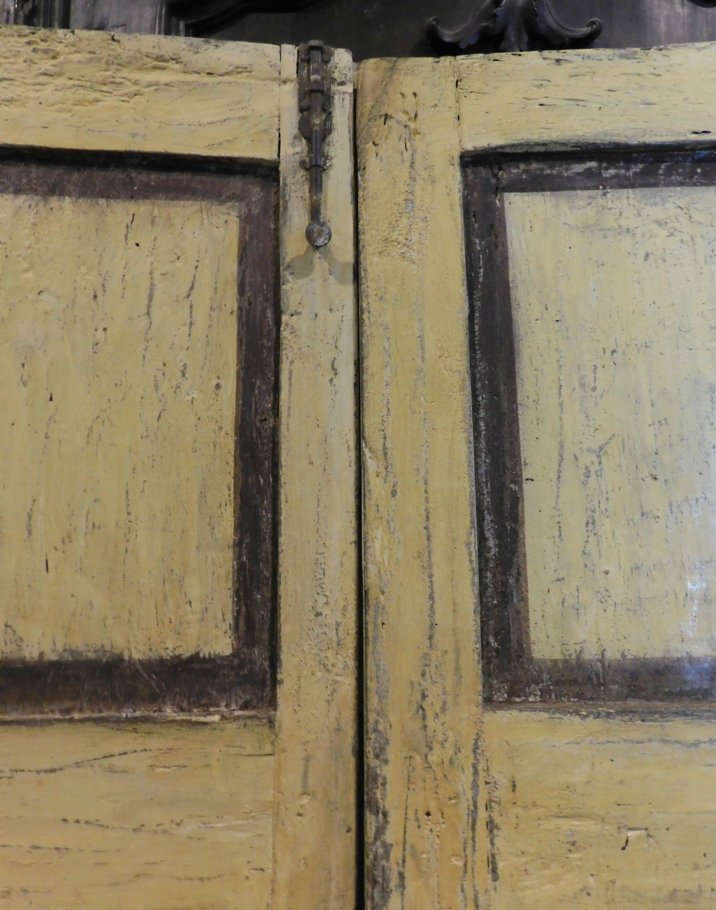 Antique Yellow Lacquered Double Door, Carved and Painted Lozenges, 1700, Italy In Good Condition For Sale In Cuneo, Italy (CN)
