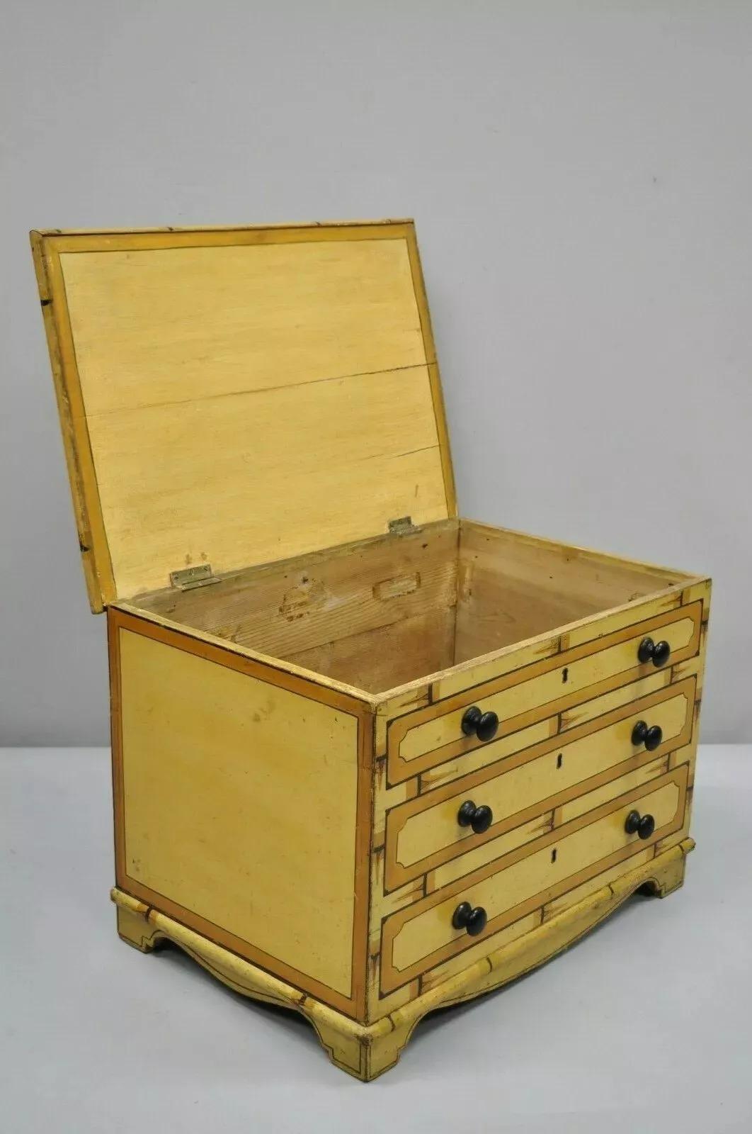 Antico mobile giallo dipinto a casetta, arte popolare primitiva, piccolo baule, finta roccaforte in vendita 4