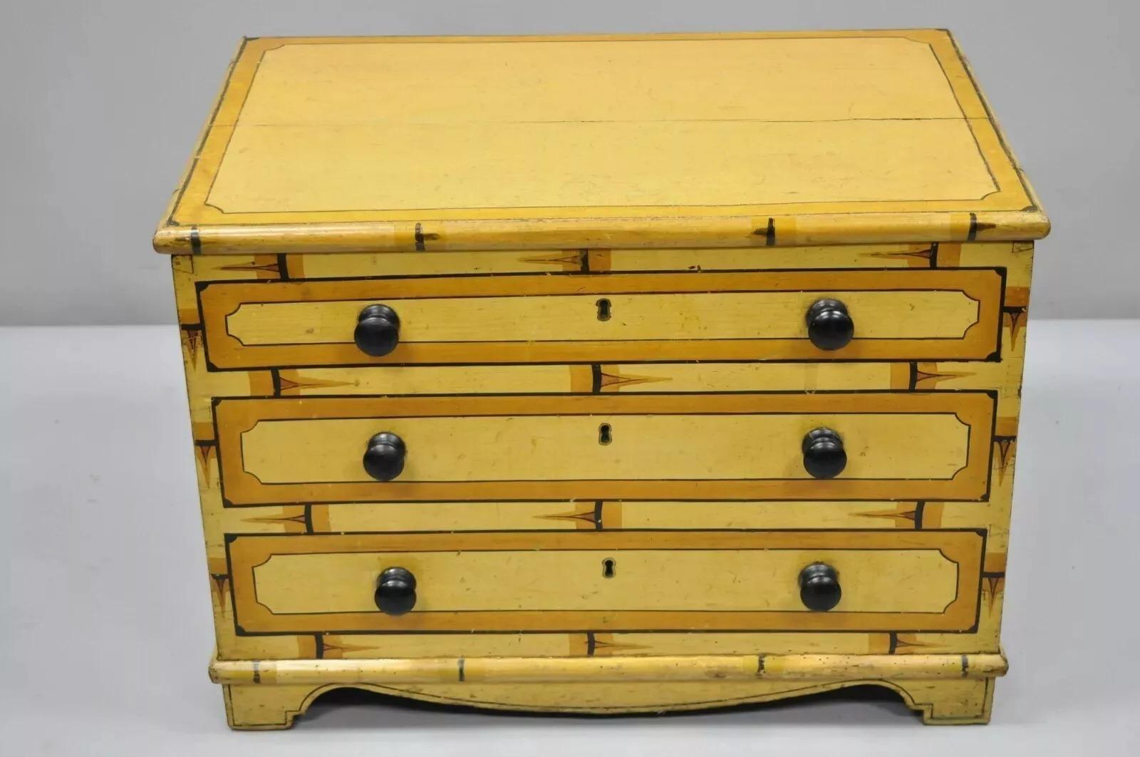 Antico mobile giallo dipinto a casetta, arte popolare primitiva, piccolo baule, finta roccaforte in vendita 5