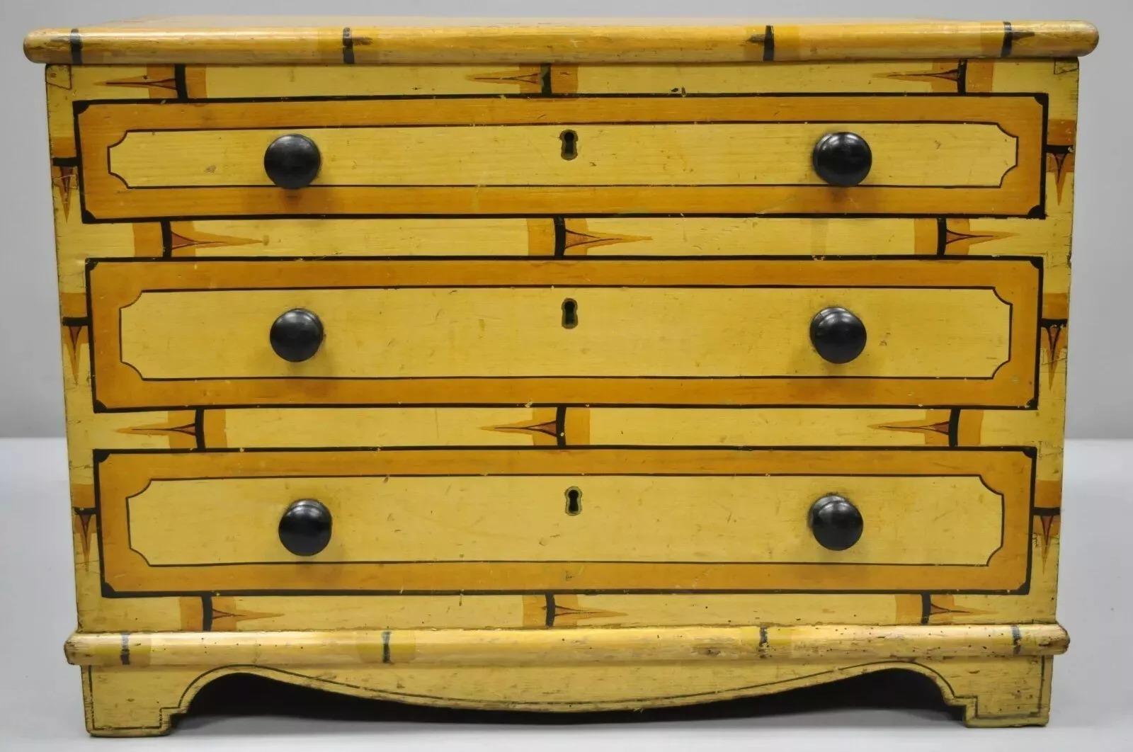 Vittoriano Antico mobile giallo dipinto a casetta, arte popolare primitiva, piccolo baule, finta roccaforte in vendita