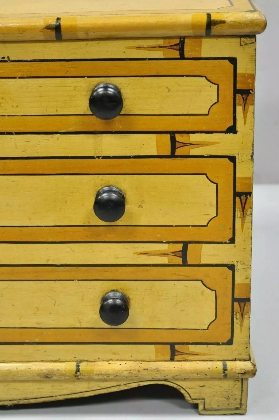 Sconosciuto Antico mobile giallo dipinto a casetta, arte popolare primitiva, piccolo baule, finta roccaforte in vendita