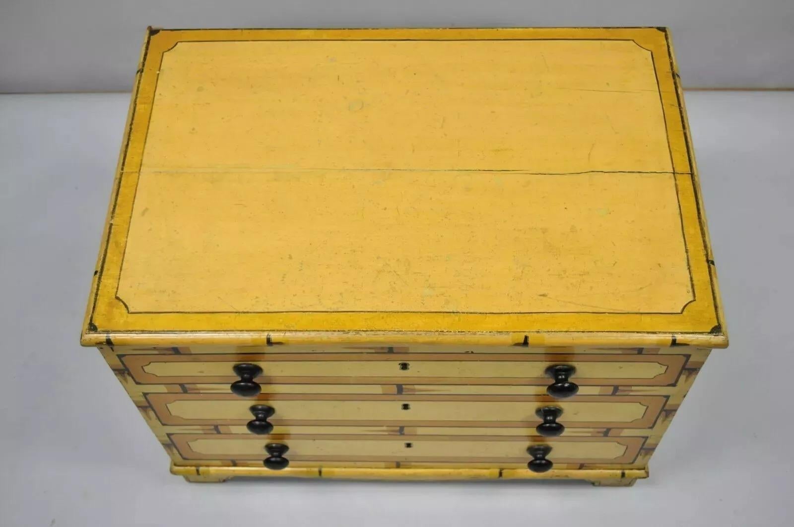 Antico mobile giallo dipinto a casetta, arte popolare primitiva, piccolo baule, finta roccaforte In condizioni buone in vendita a Philadelphia, PA