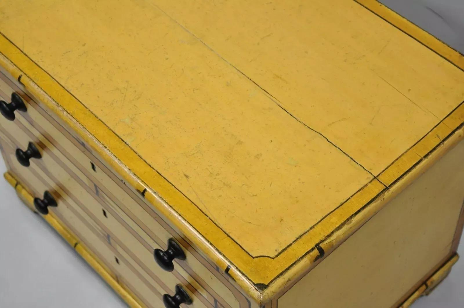 XIX secolo Antico mobile giallo dipinto a casetta, arte popolare primitiva, piccolo baule, finta roccaforte in vendita