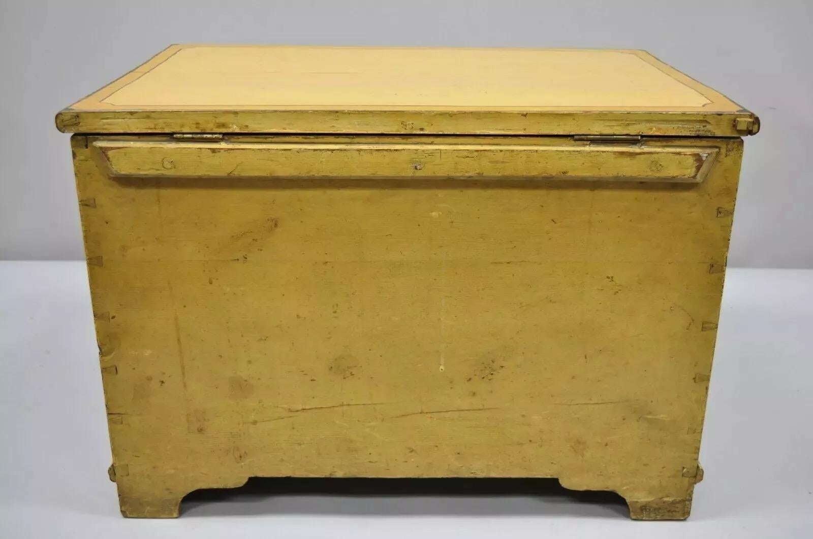 Pino Antico mobile giallo dipinto a casetta, arte popolare primitiva, piccolo baule, finta roccaforte in vendita
