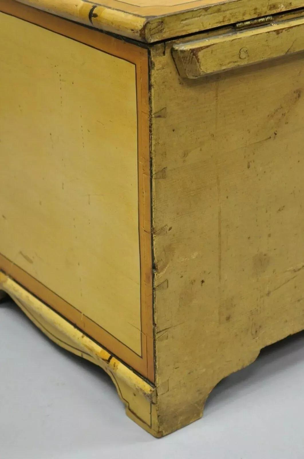 Antico mobile giallo dipinto a casetta, arte popolare primitiva, piccolo baule, finta roccaforte in vendita 1