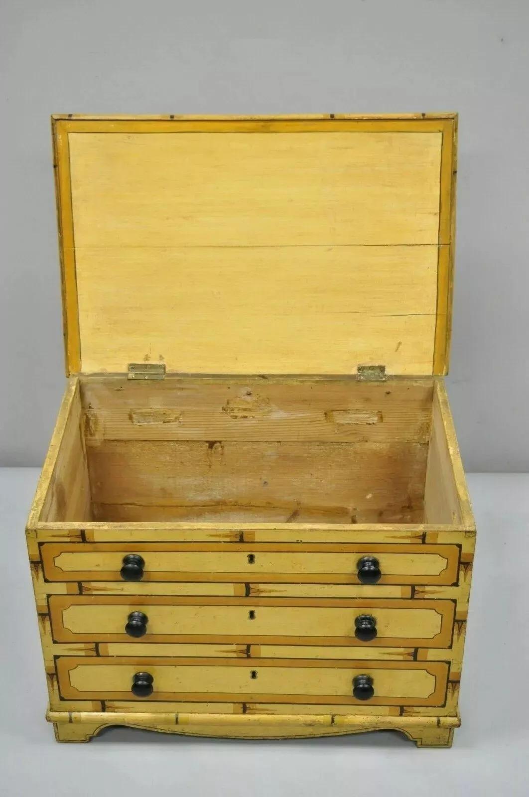 Antico mobile giallo dipinto a casetta, arte popolare primitiva, piccolo baule, finta roccaforte in vendita 2