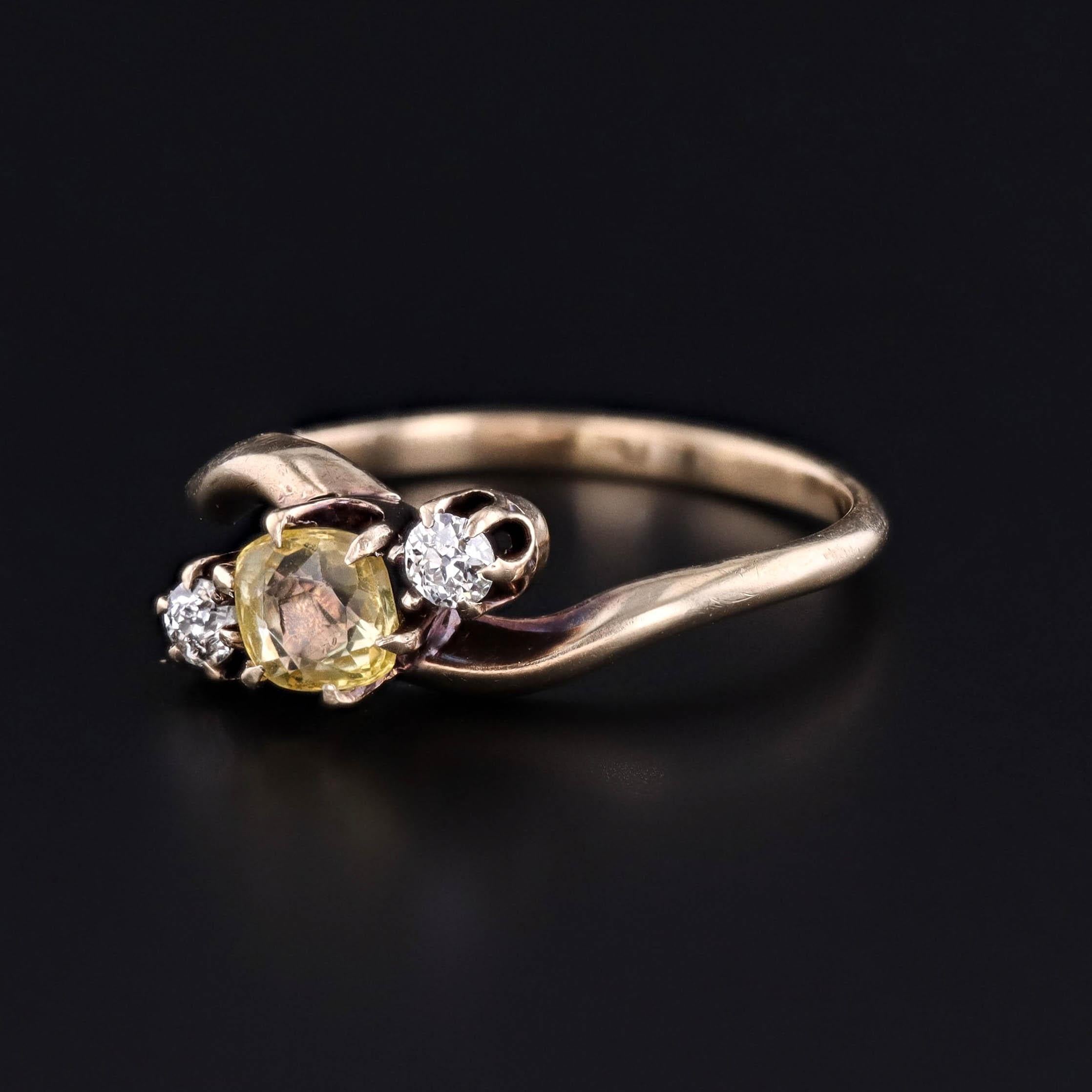 Anello antico (circa 1890-1900) con zaffiro giallo chiaro taglio cuscino quadrato da 0,61 ct. affiancato da due diamanti taglio vecchia miniera, incastonato in oro 12 ct.

L'anello di epoca vittoriana è in ottime condizioni. La taglia è 7.25, ma può