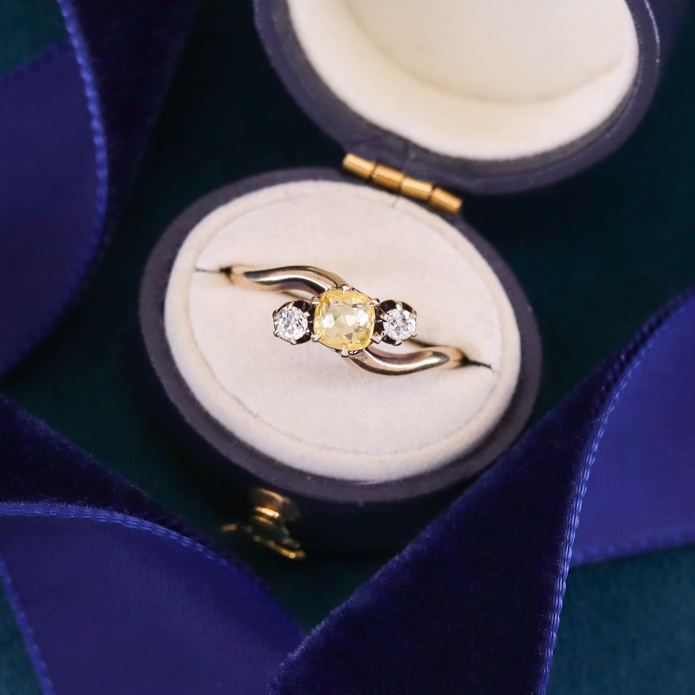 Anello antico con zaffiro giallo e diamante in oro 14k in vendita 1