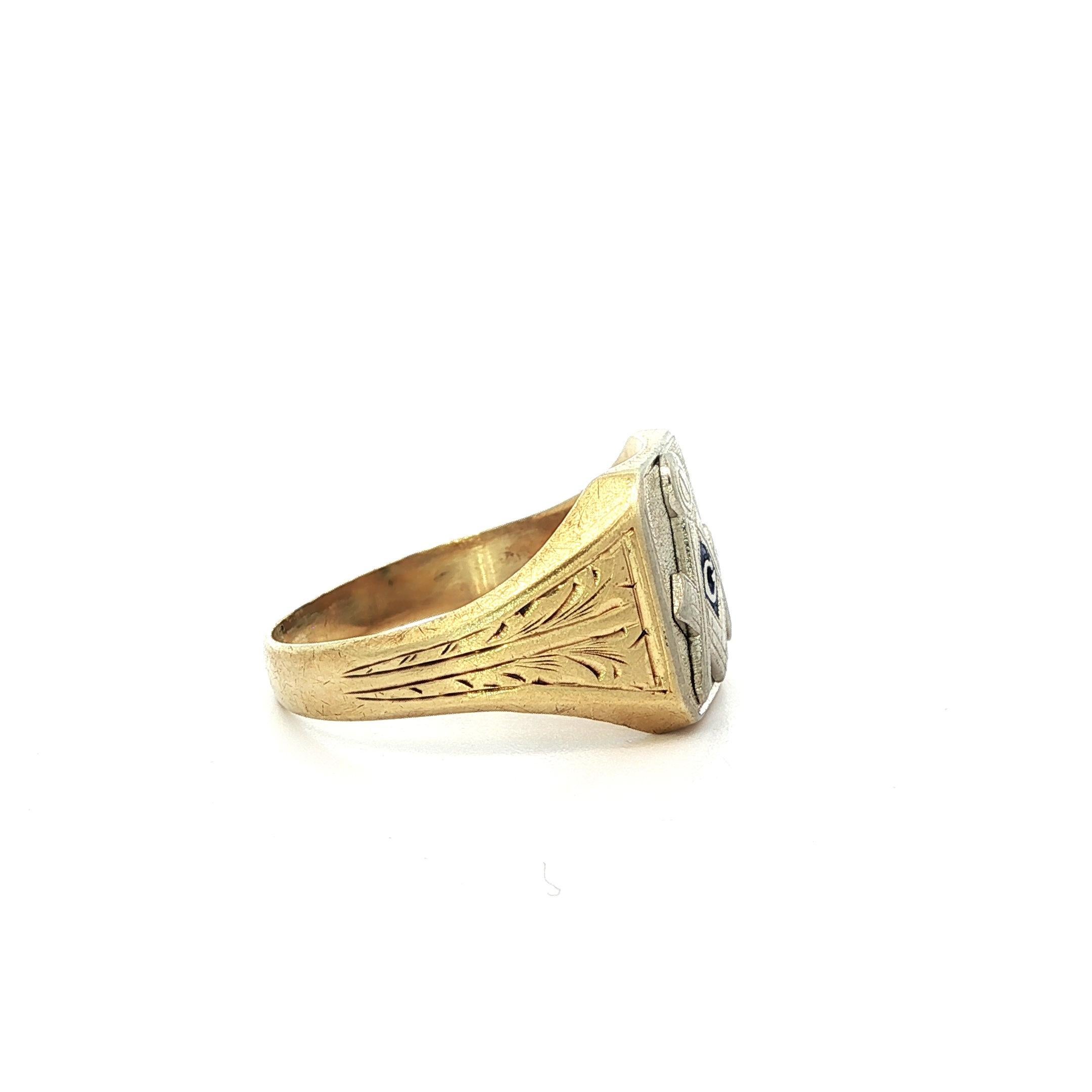 Anello massonico antico in oro giallo e bianco con smalto blu e incisione a mano, da libero muratore In condizioni buone in vendita a Montclair, NJ