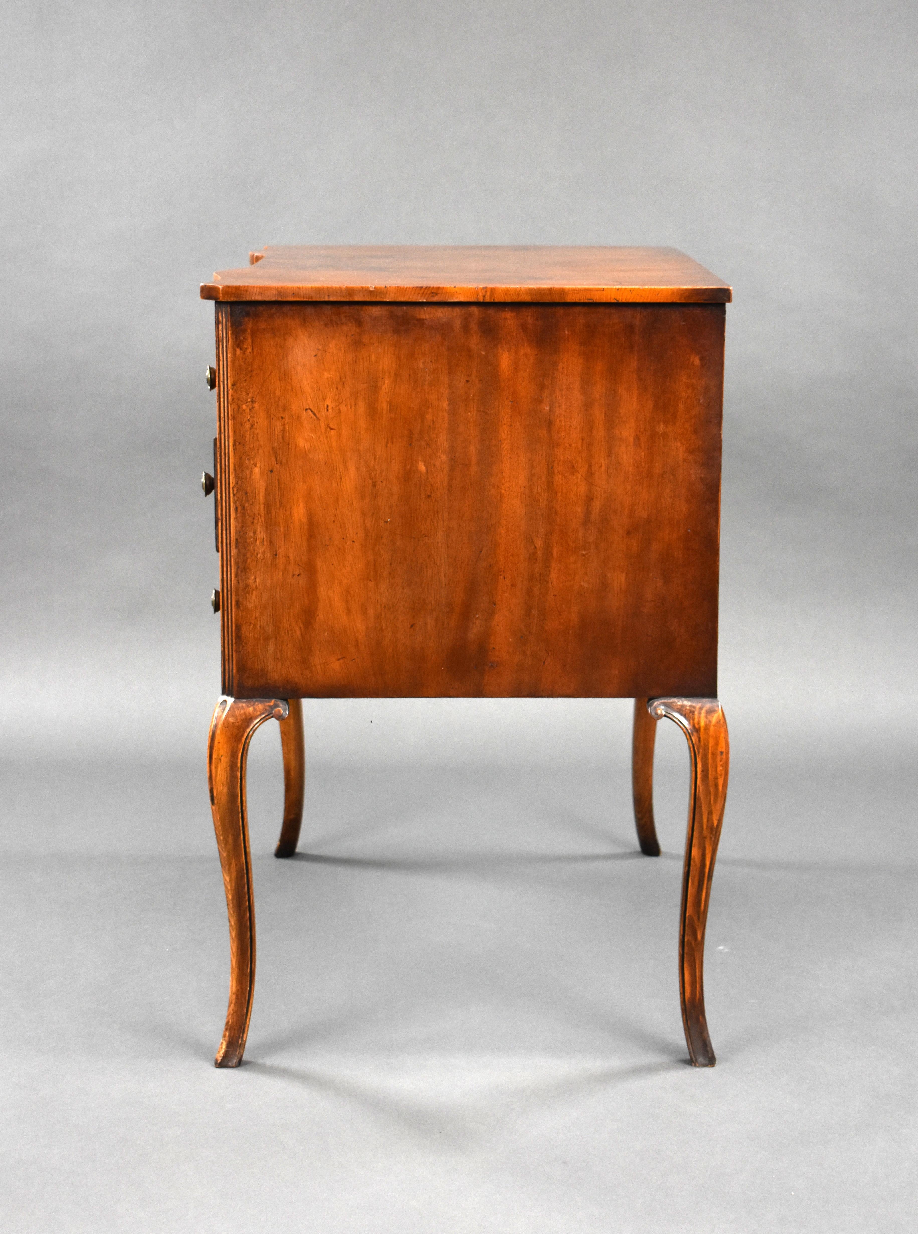 Ancienne commode en bois d'if avec glissière en vente 6