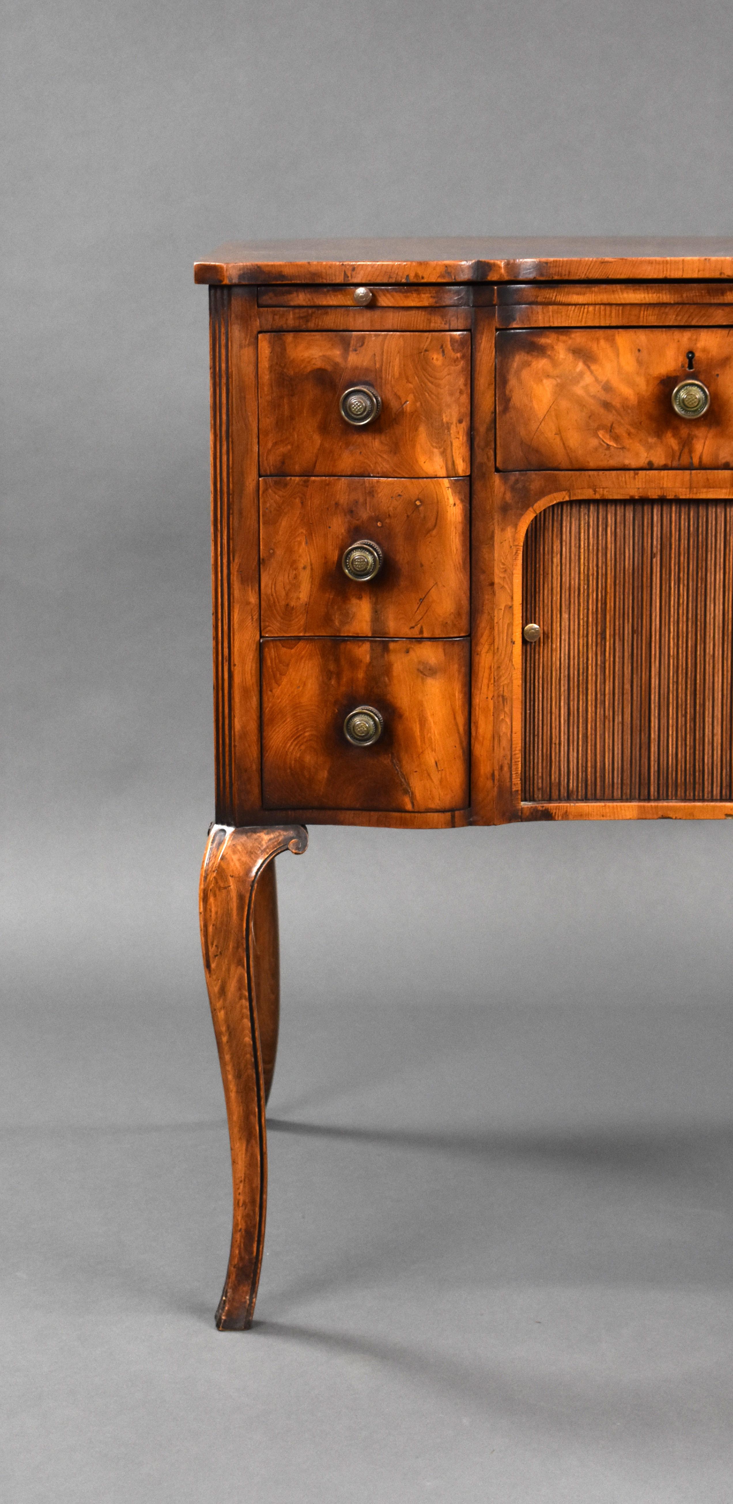 Ancienne commode en bois d'if avec glissière Bon état - En vente à Chelmsford, Essex