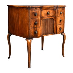 Ancienne commode en bois d'if avec glissière