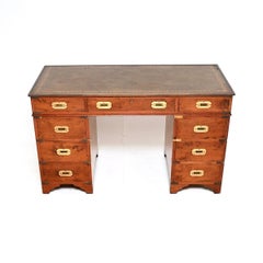 Antiquity Wood Military Campaigner Style Pedestal Desk (Bureau de campagne militaire en bois d'if)
