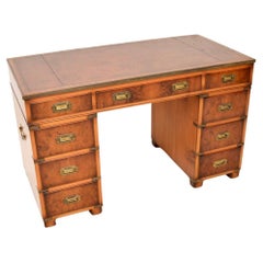 Antiquity Wood Military Campaigner Style Pedestal Desk (Bureau de campagne militaire en bois d'if)