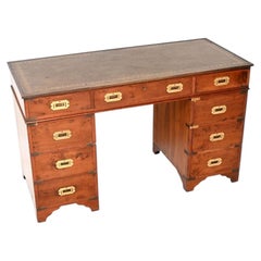 Antiquity Wood Military Campaigner Style Pedestal Desk (Bureau de campagne militaire en bois d'if)