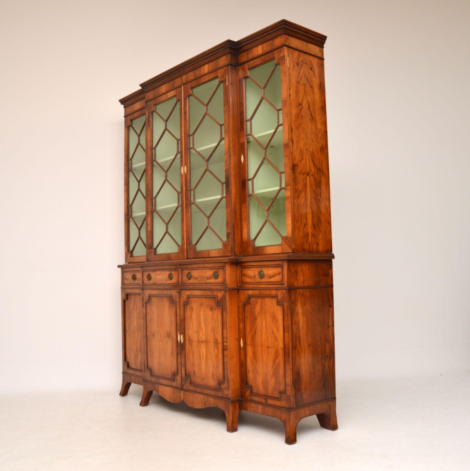 Fine quality antique Regency style Yew wood breakfront bookcase in excellent condition and with many lovely features. This bookcase is not too large, so would fit in modern homes too.

It has a dental moulding below the cornice, four astral-glazed