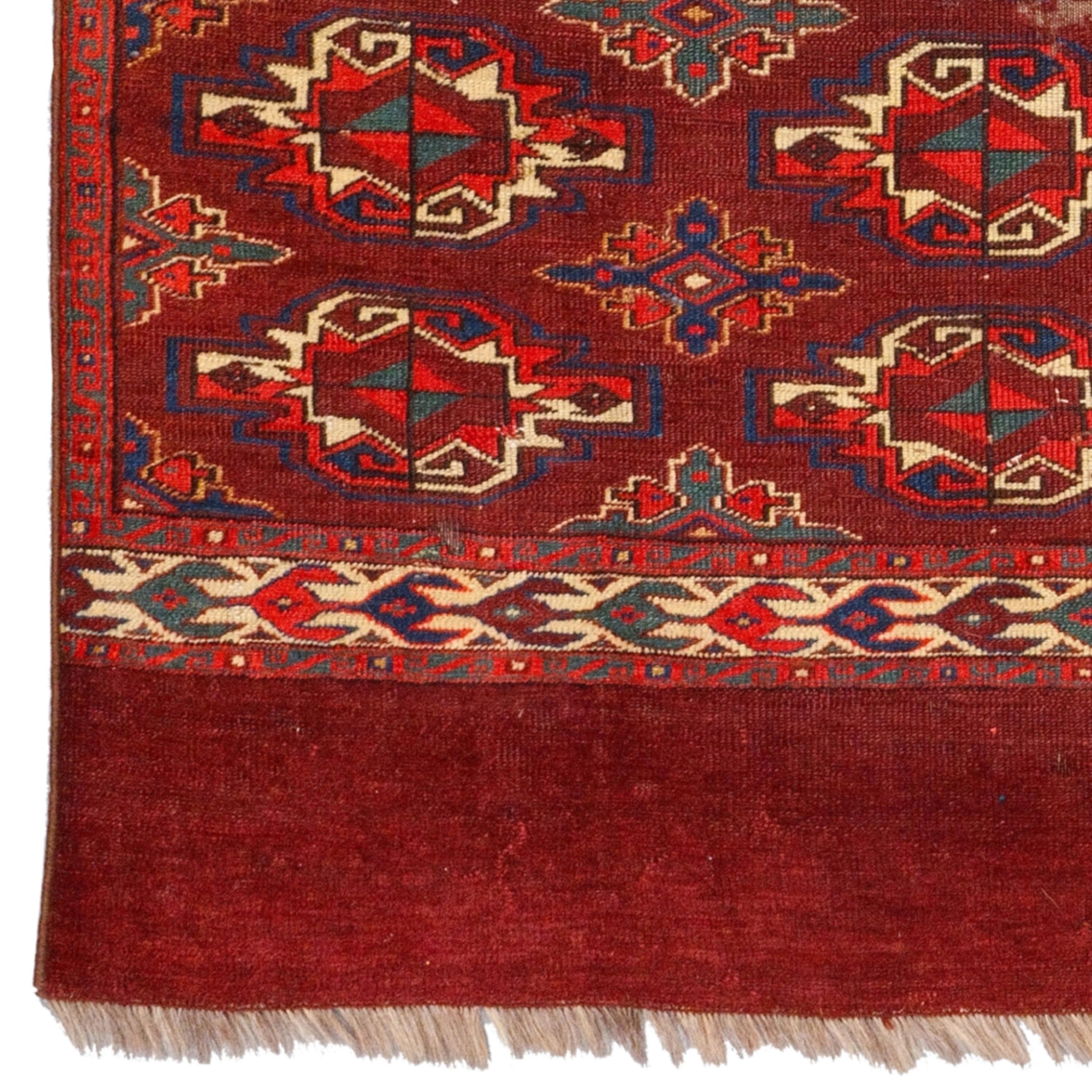 Une pièce unique du 19e siècle : Tapis ancien Yomud Chuval du Turkménistan

Cet élégant tapis turkmène Eleg du XIXe siècle est une œuvre d'art qui peut enchanter n'importe quel espace grâce à ses détails soigneusement tissés et à ses couleurs